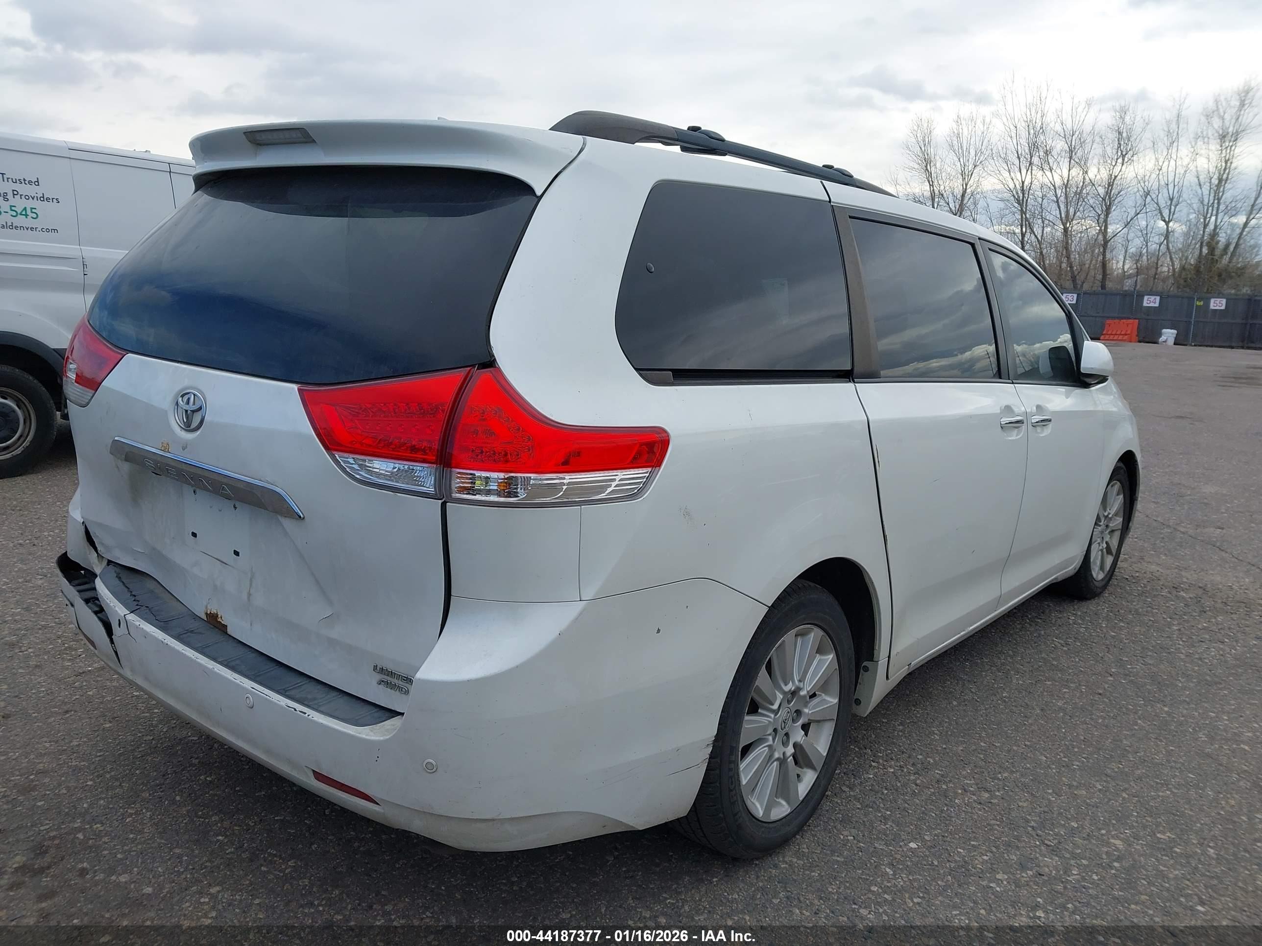 TOYOTA SIENNA image 4
