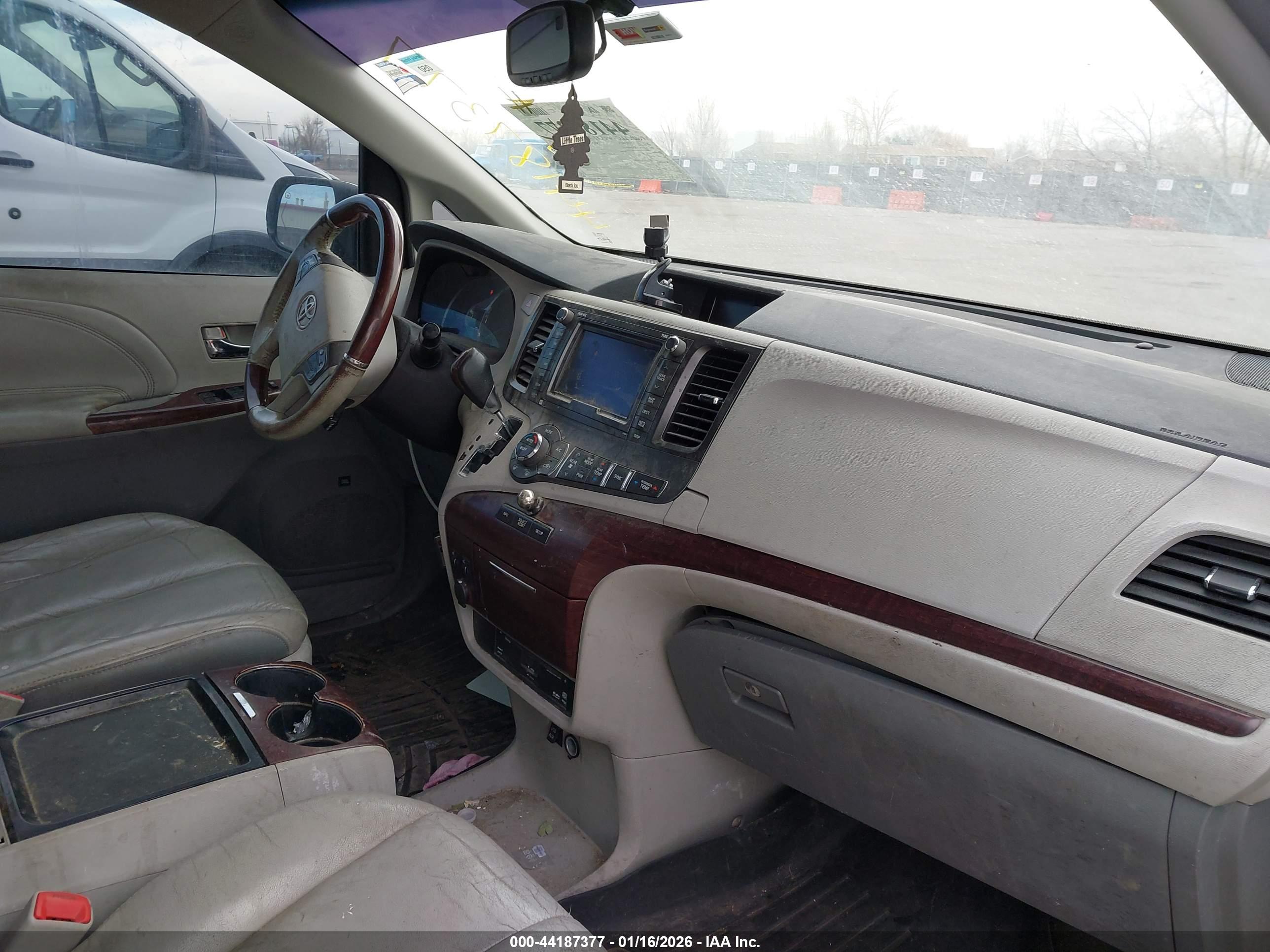 TOYOTA SIENNA image 5