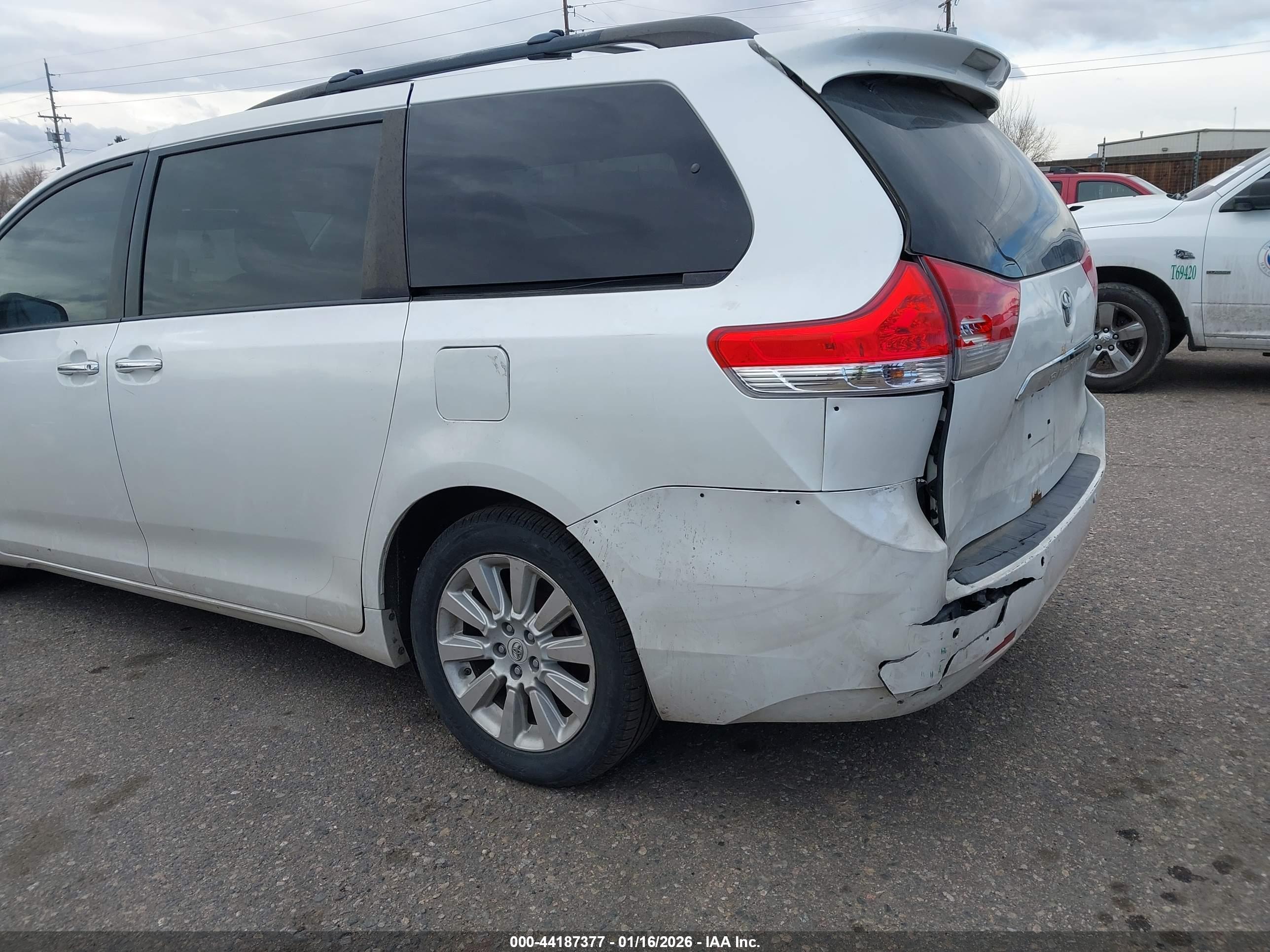 TOYOTA SIENNA image 6