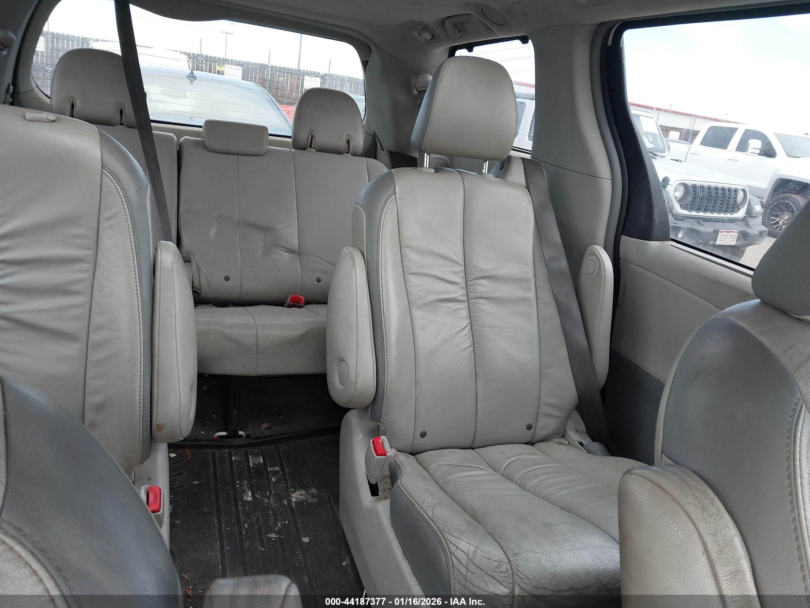 TOYOTA SIENNA image 8
