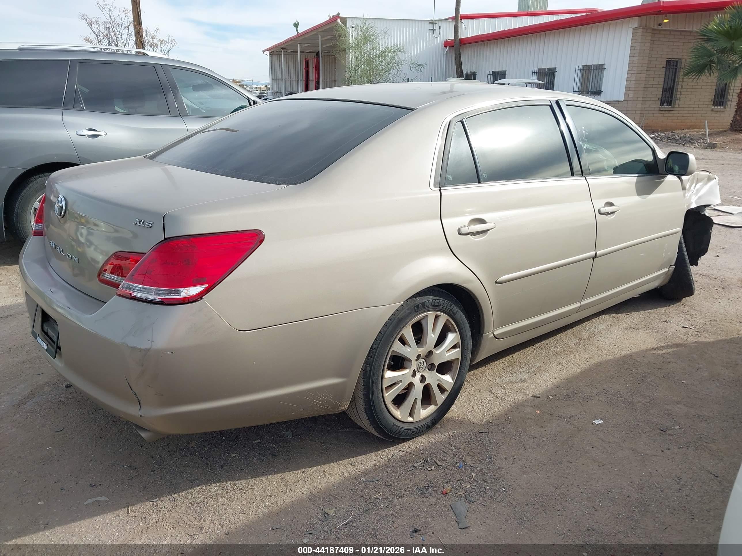 TOYOTA AVALON image 4