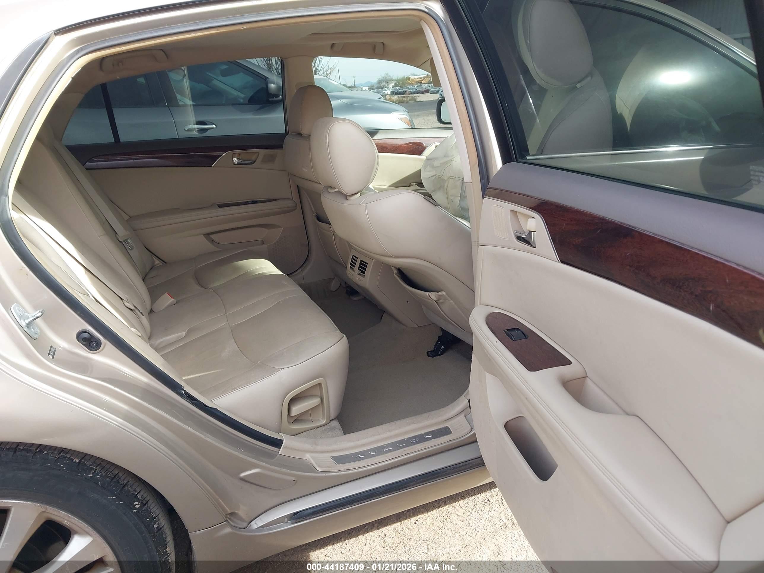 TOYOTA AVALON image 8
