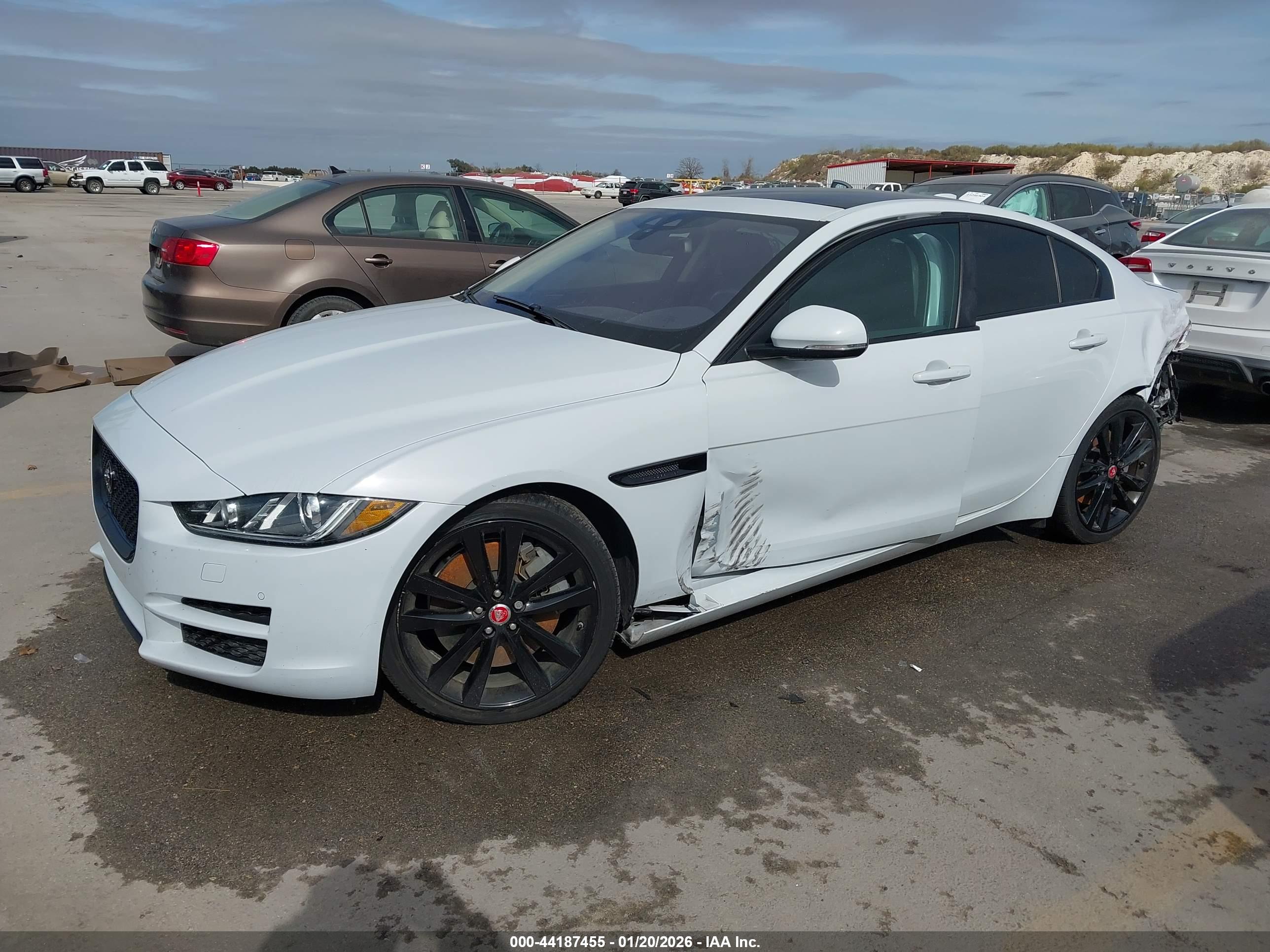 JAGUAR XE image 2