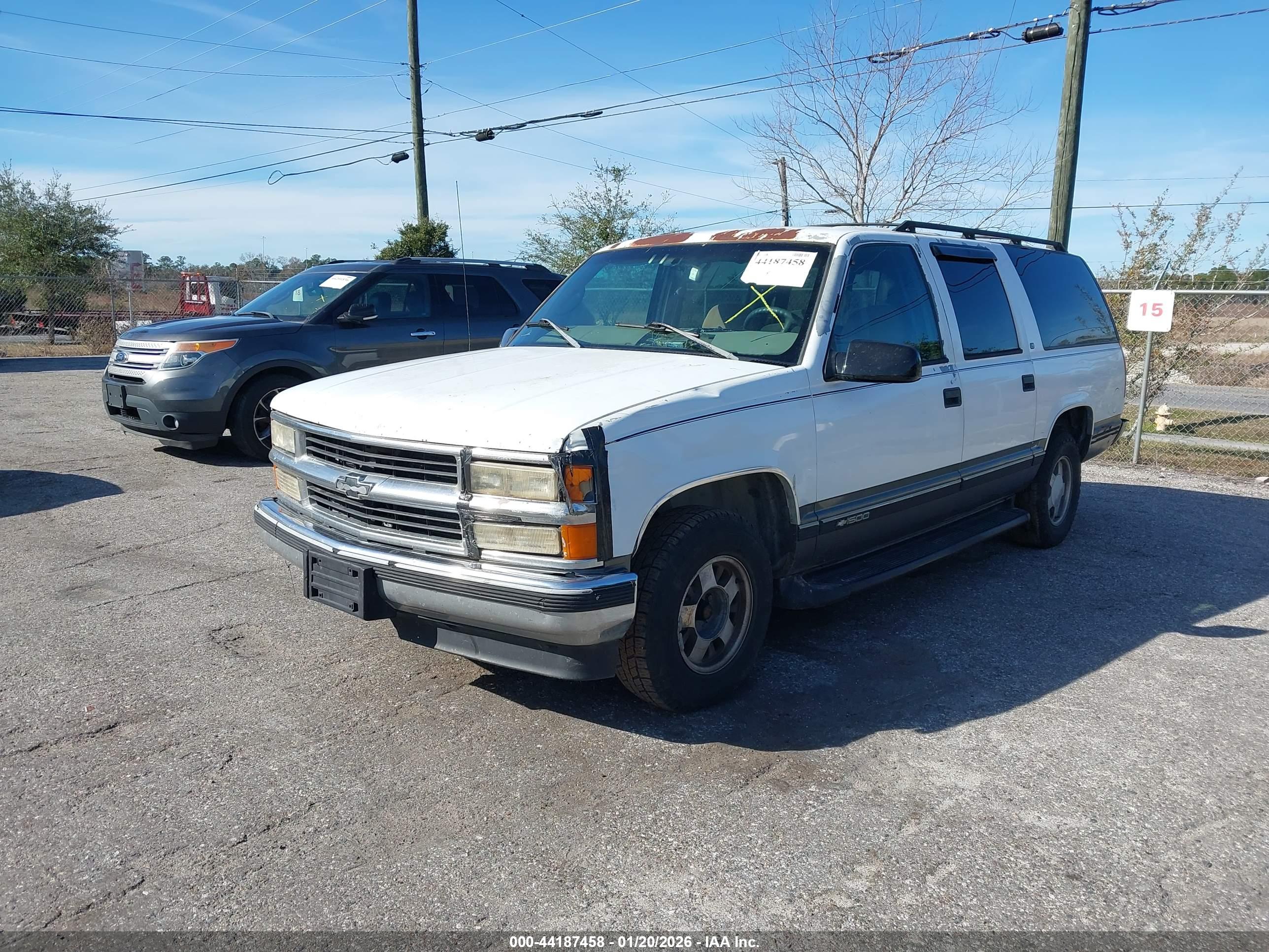 CHEVROLET SUBURBAN image 2