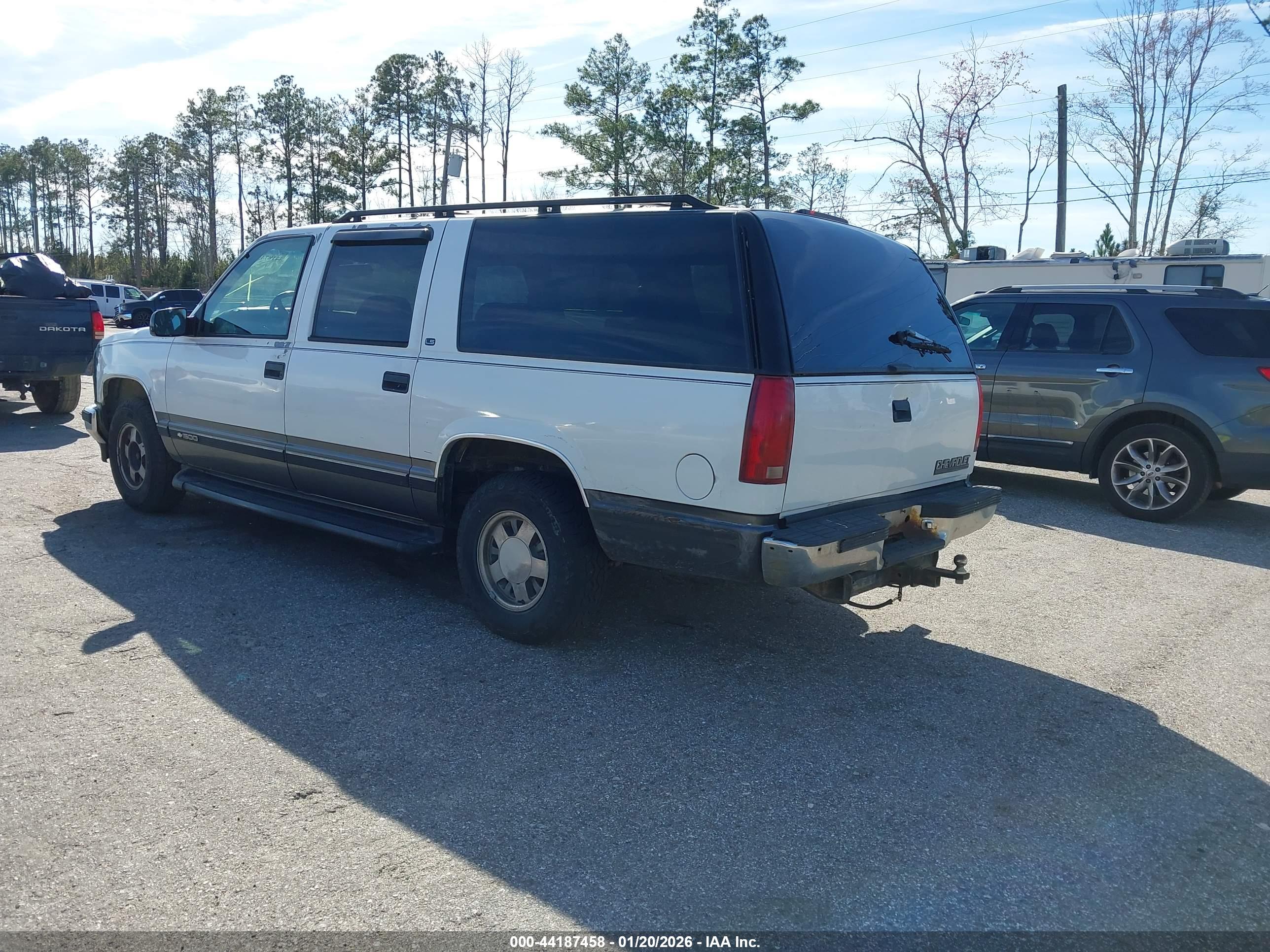 CHEVROLET SUBURBAN image 3