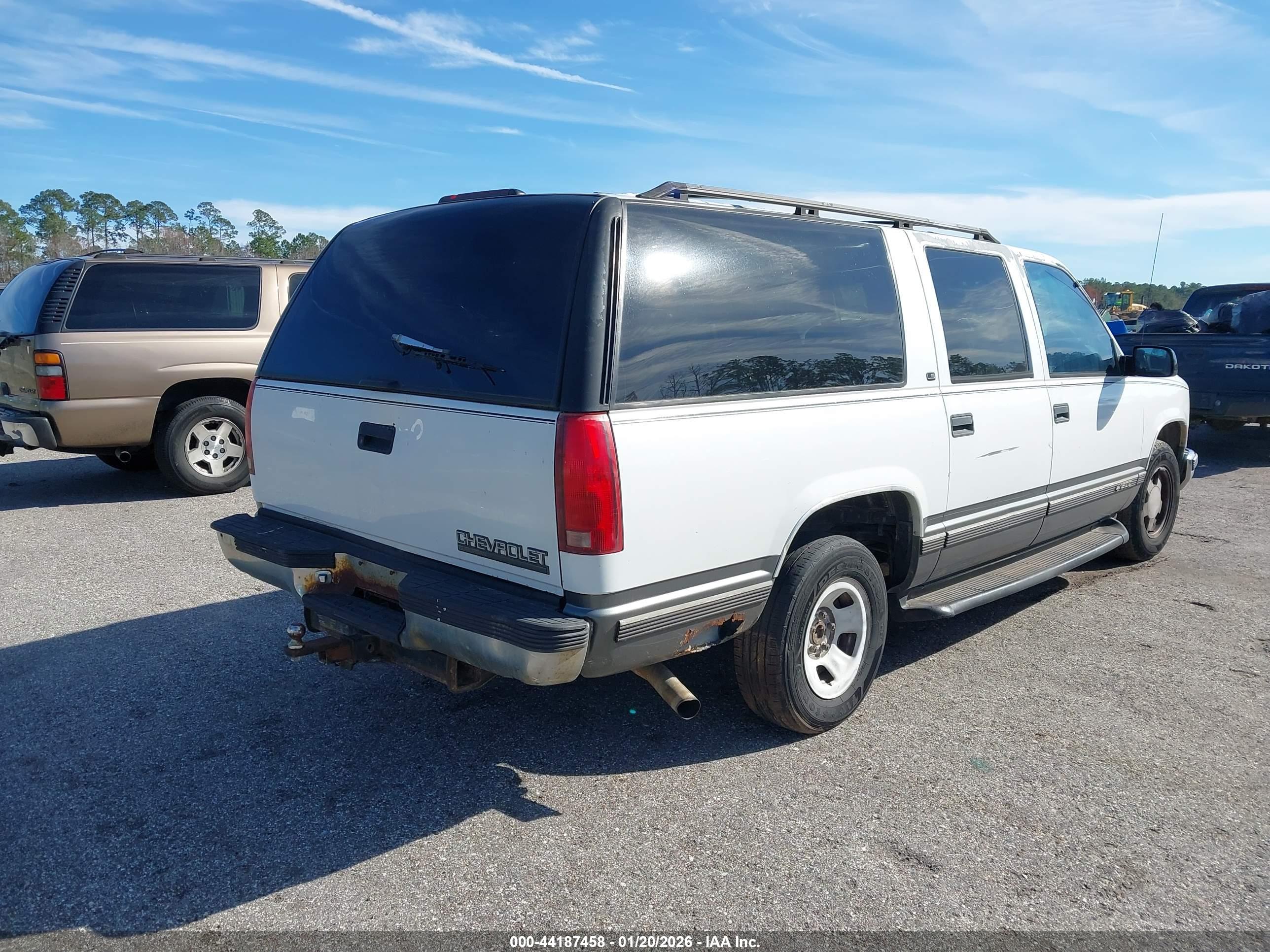 CHEVROLET SUBURBAN image 4