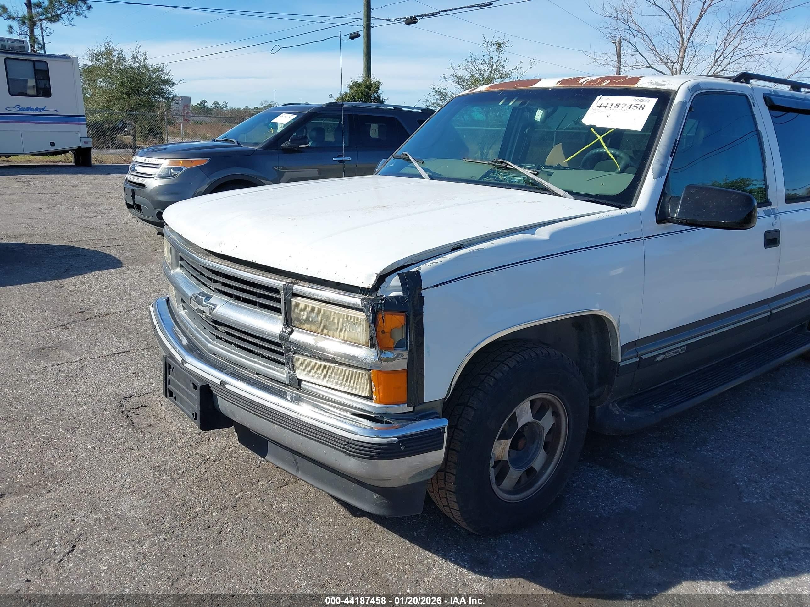 CHEVROLET SUBURBAN image 6