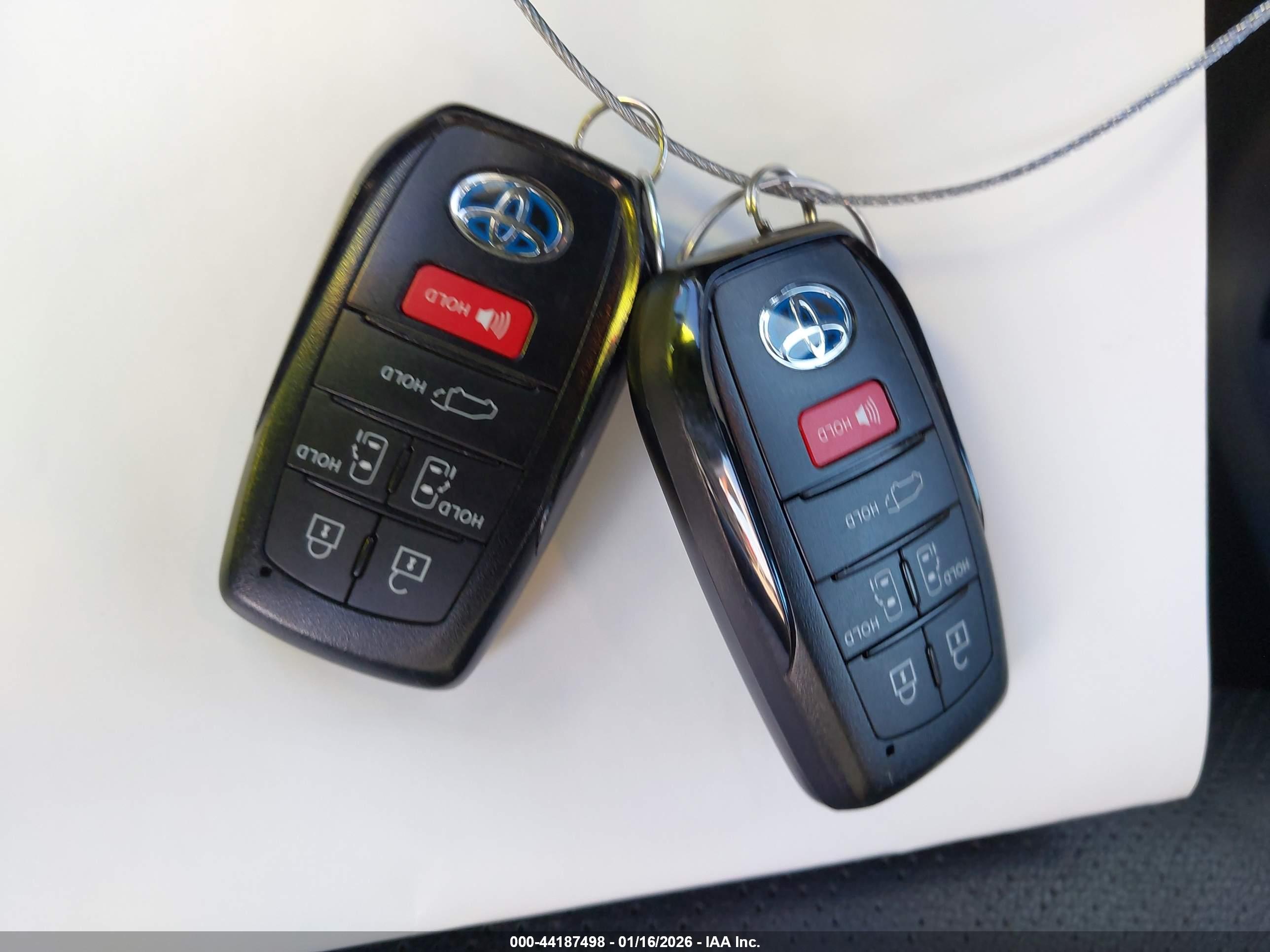 TOYOTA SIENNA image 11