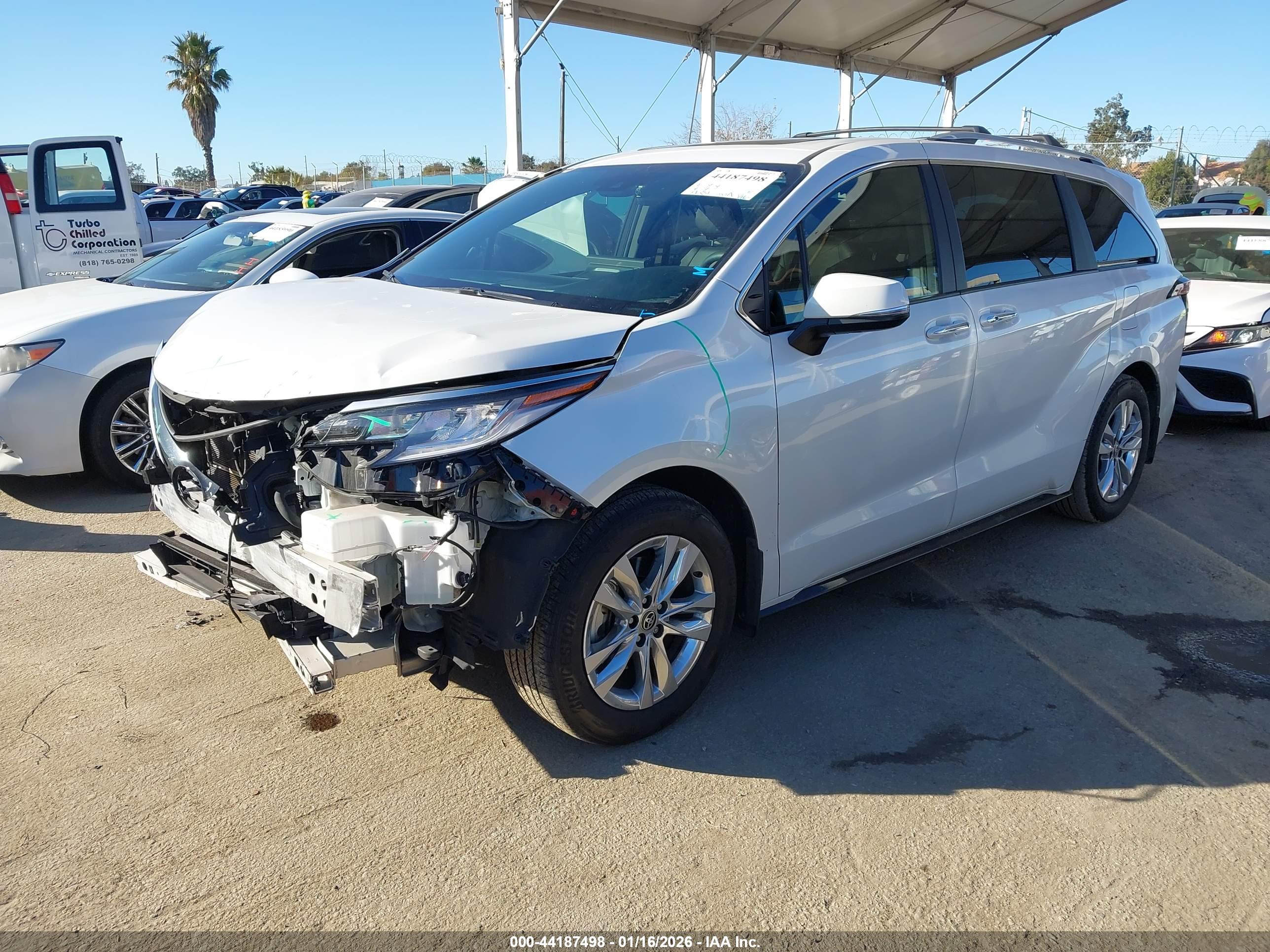 TOYOTA SIENNA image 2