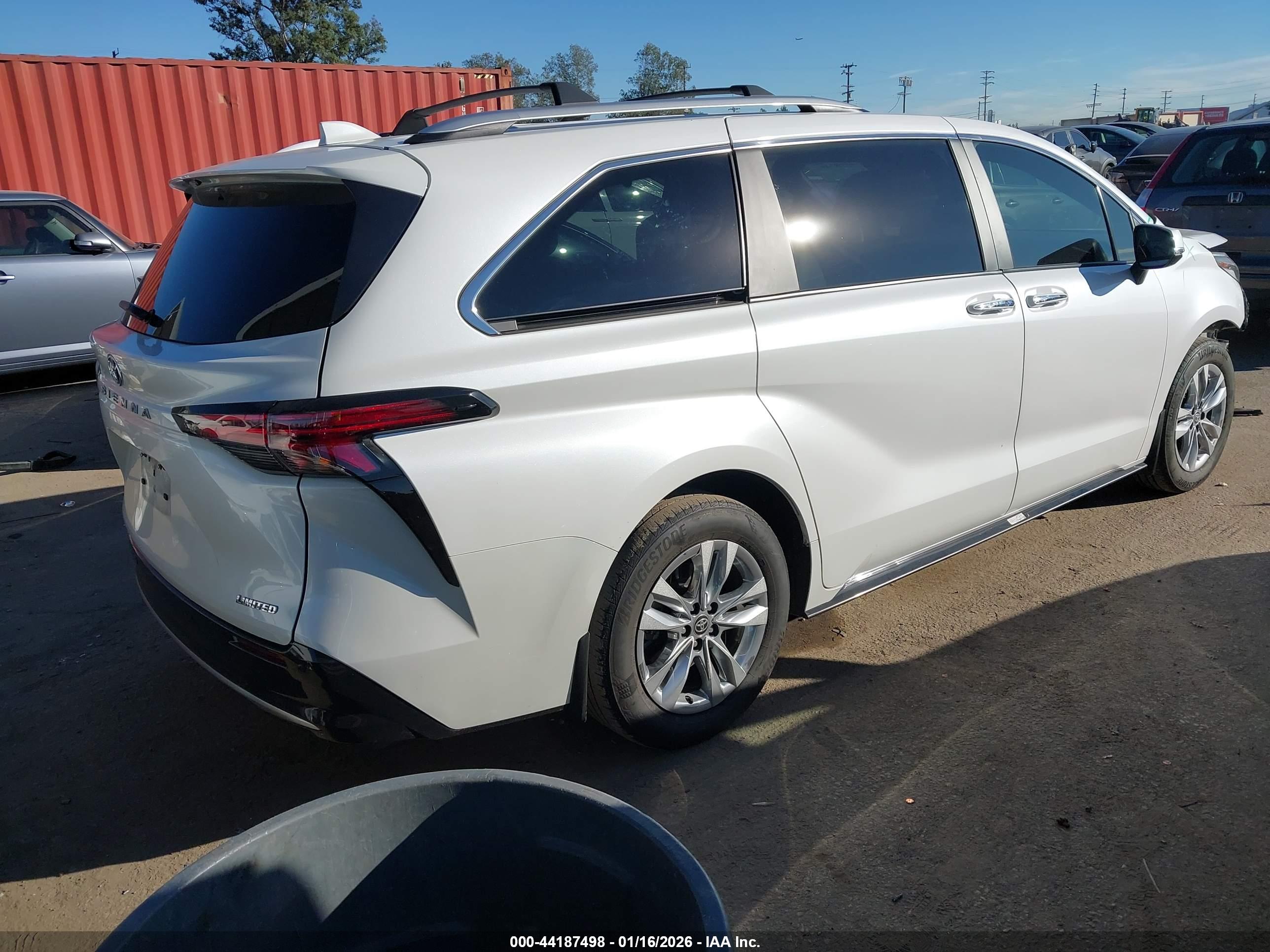 TOYOTA SIENNA image 4