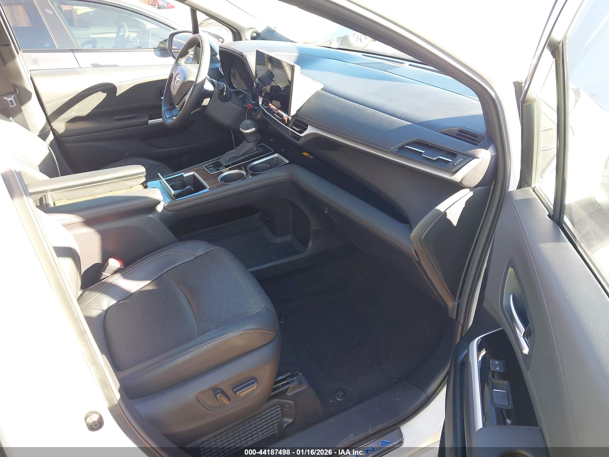 TOYOTA SIENNA image 5