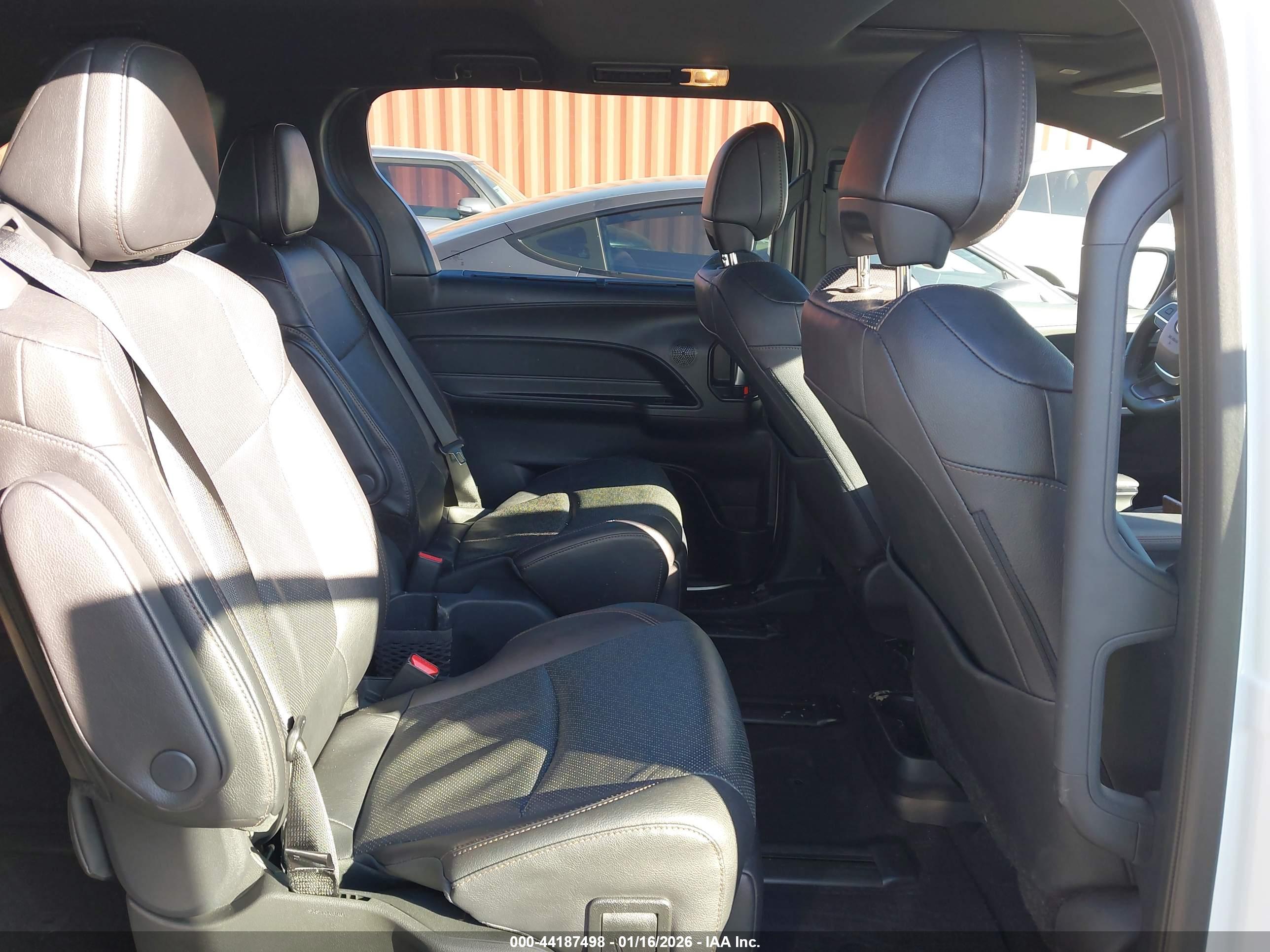 TOYOTA SIENNA image 8