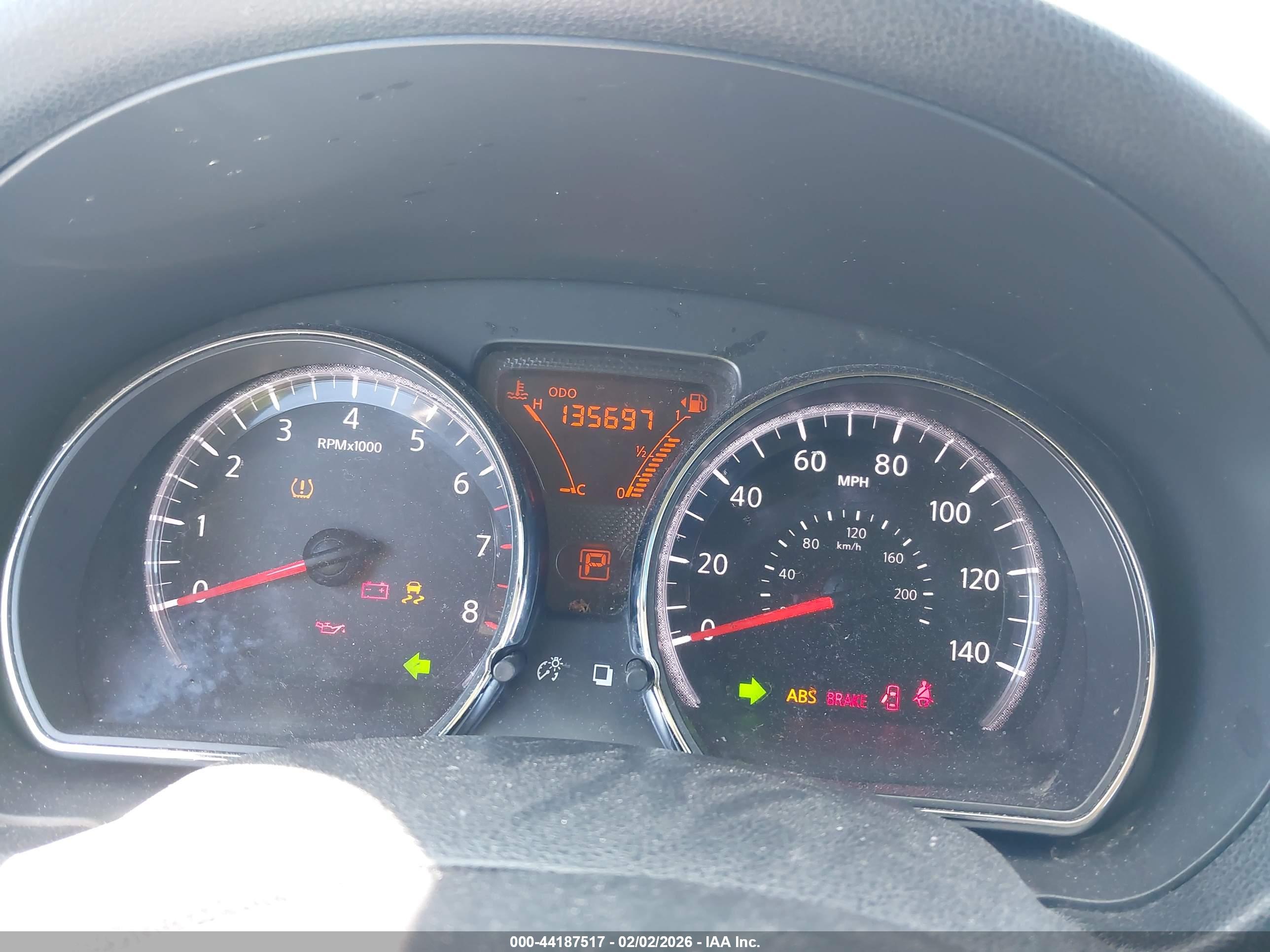 NISSAN VERSA image 7