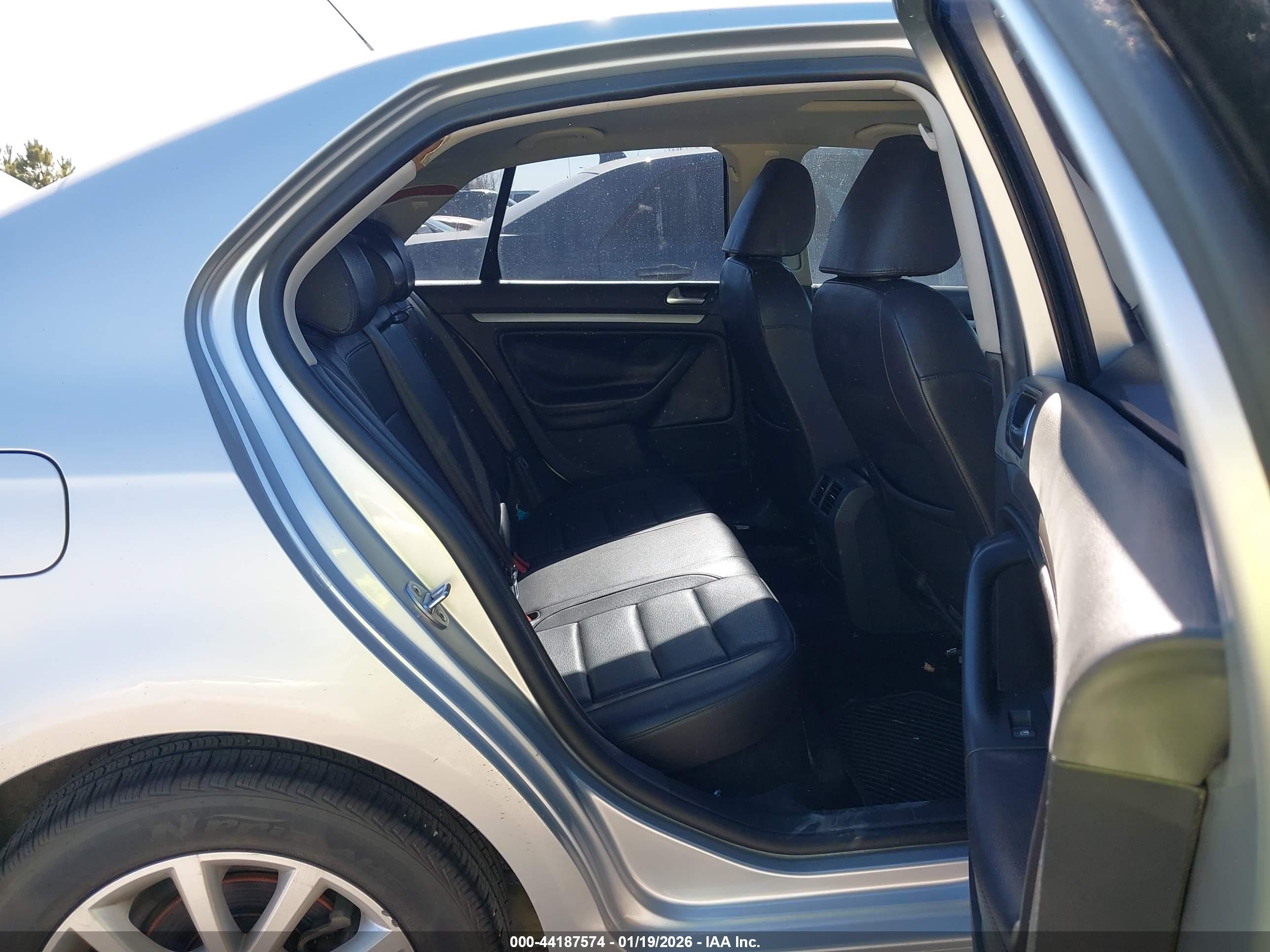 VOLKSWAGEN JETTA image 8