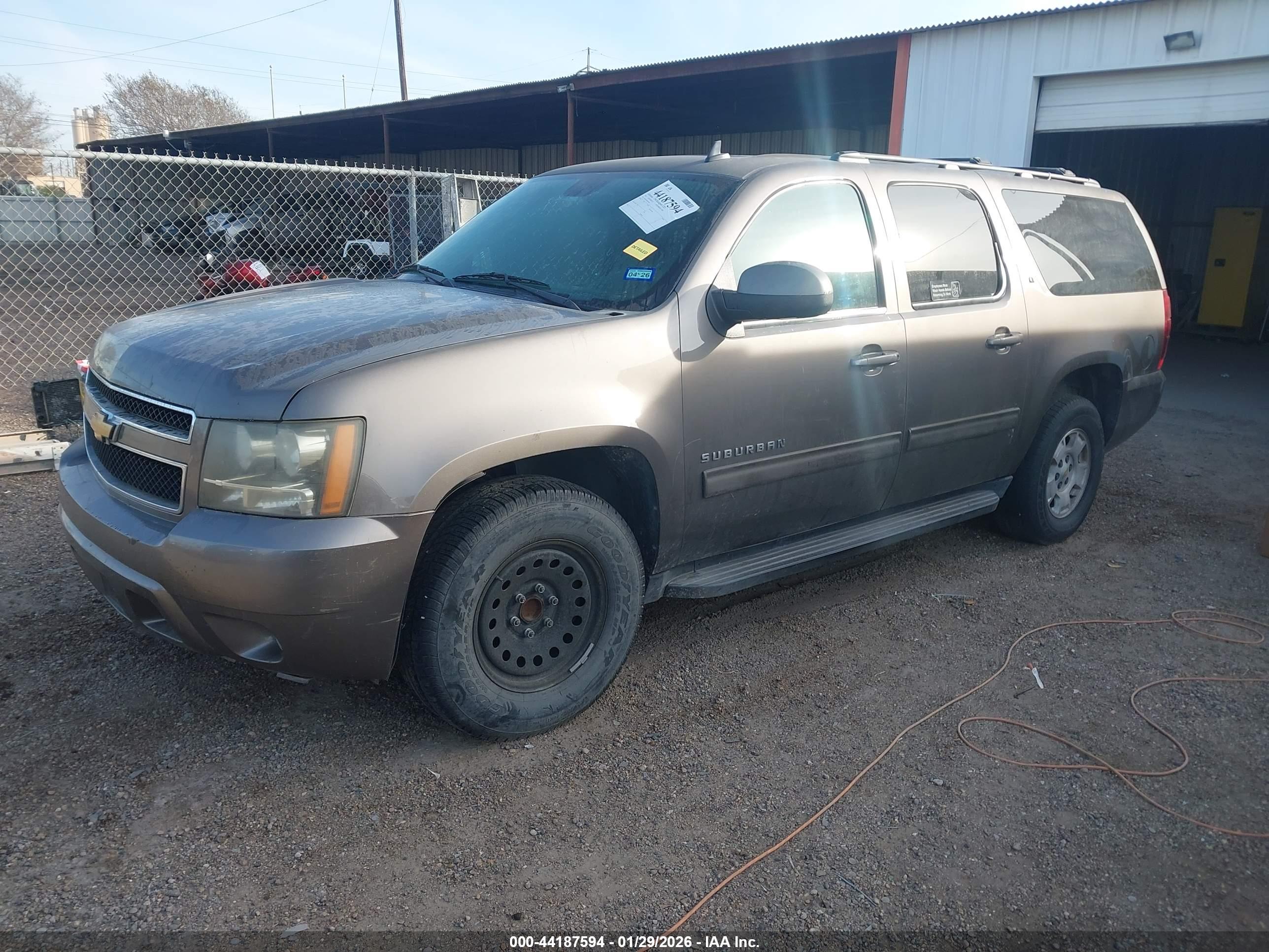 CHEVROLET SUBURBAN image 2