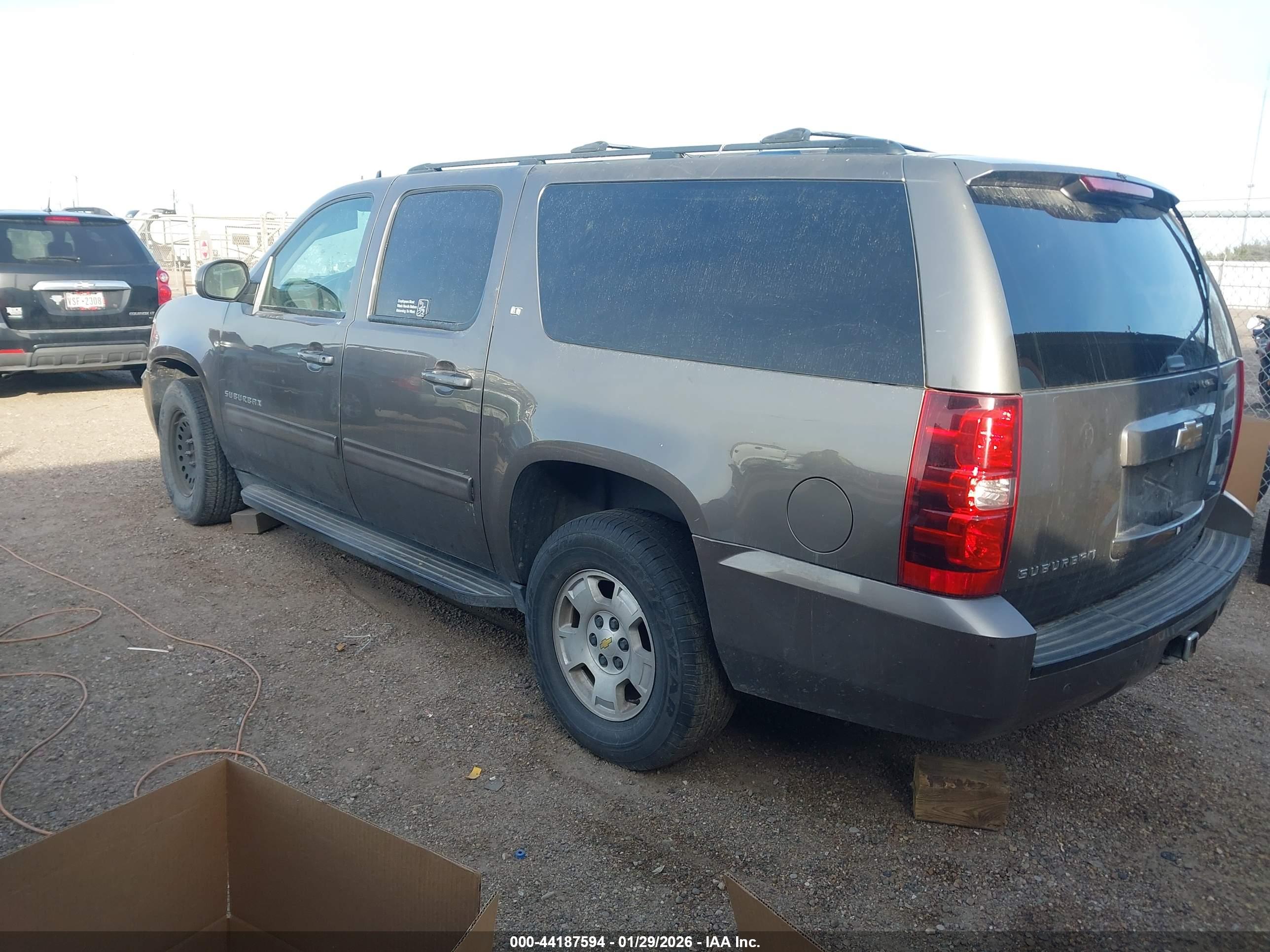 CHEVROLET SUBURBAN image 3