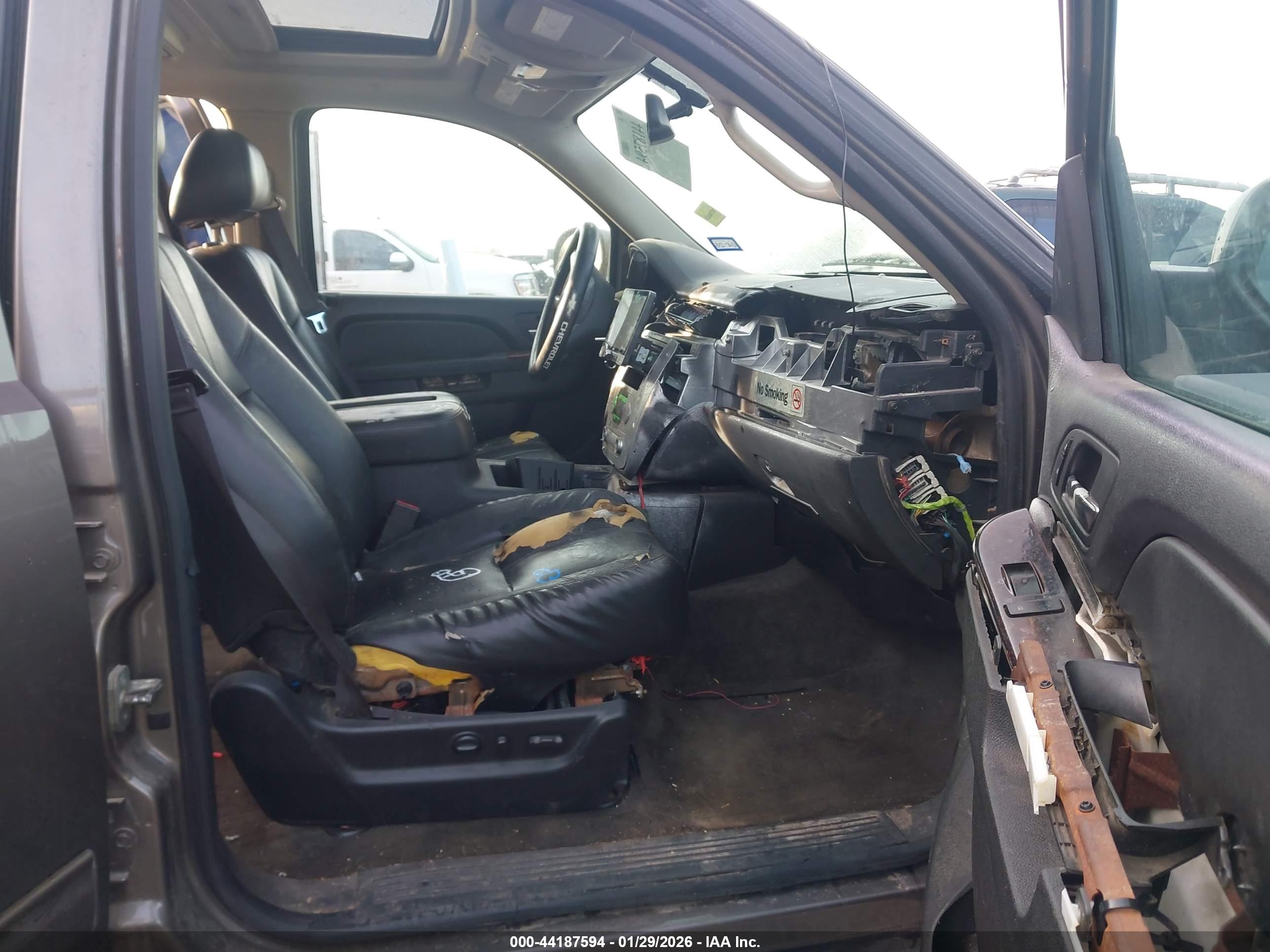 CHEVROLET SUBURBAN image 5