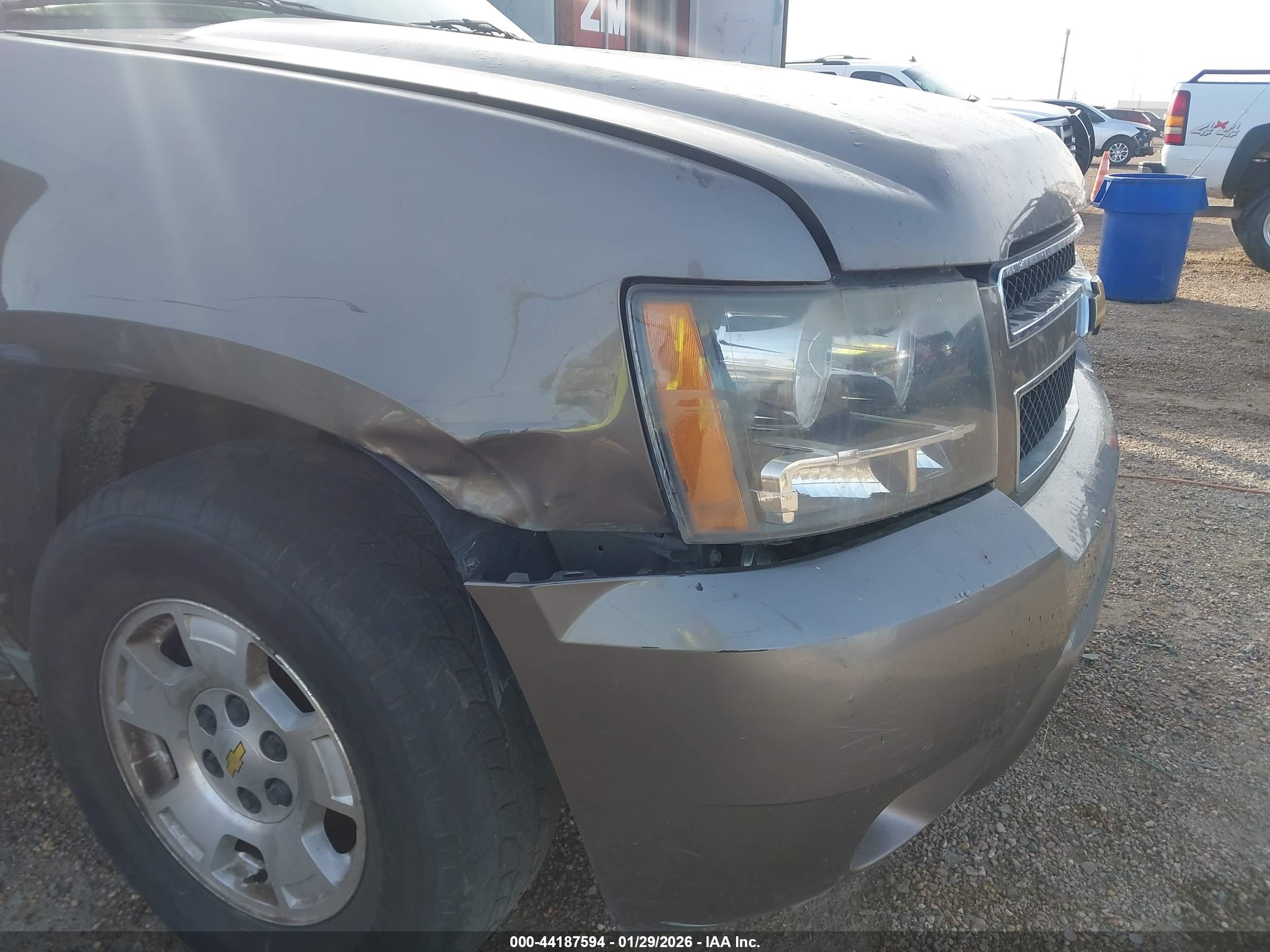 CHEVROLET SUBURBAN image 6