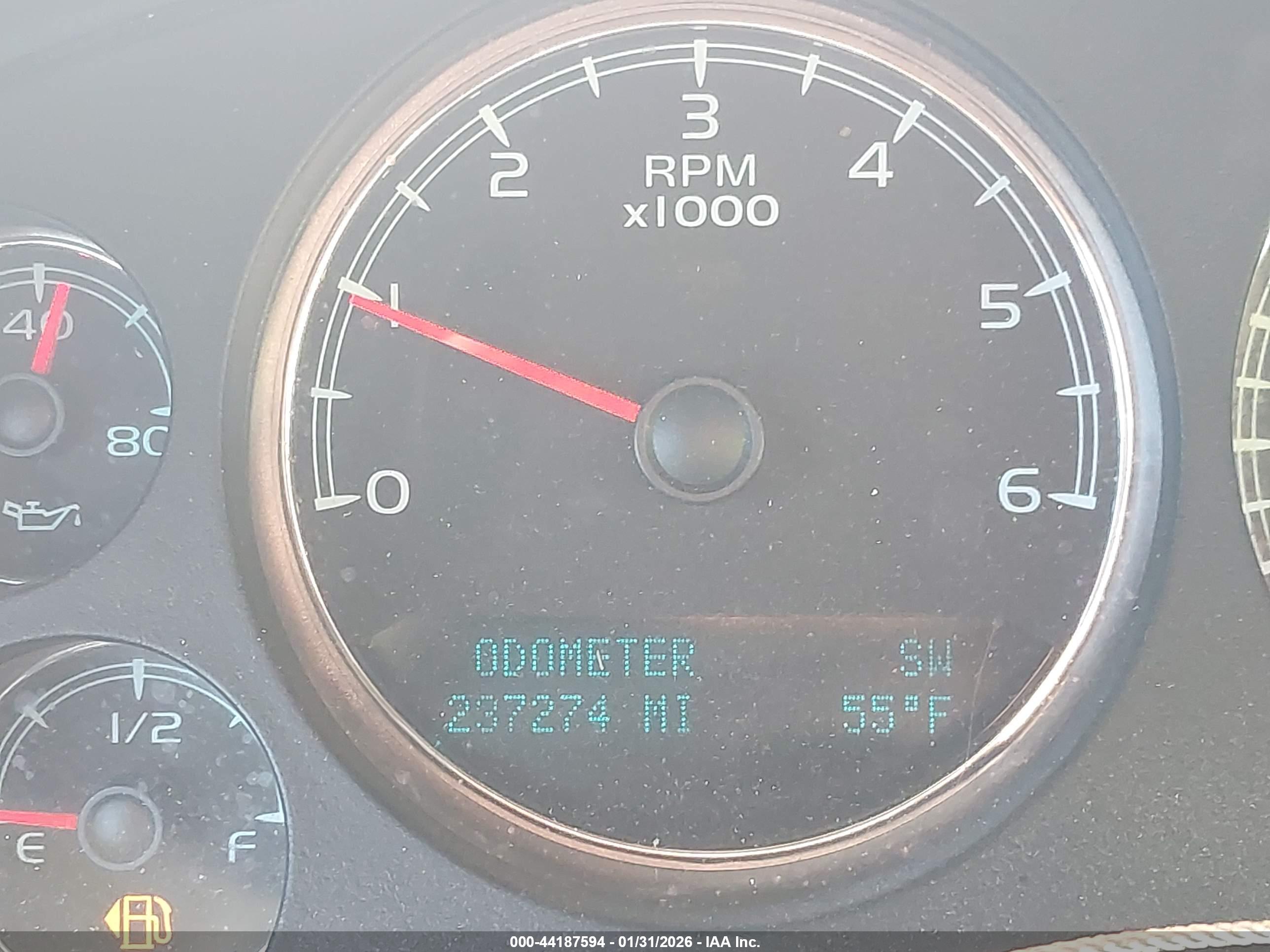 CHEVROLET SUBURBAN image 7