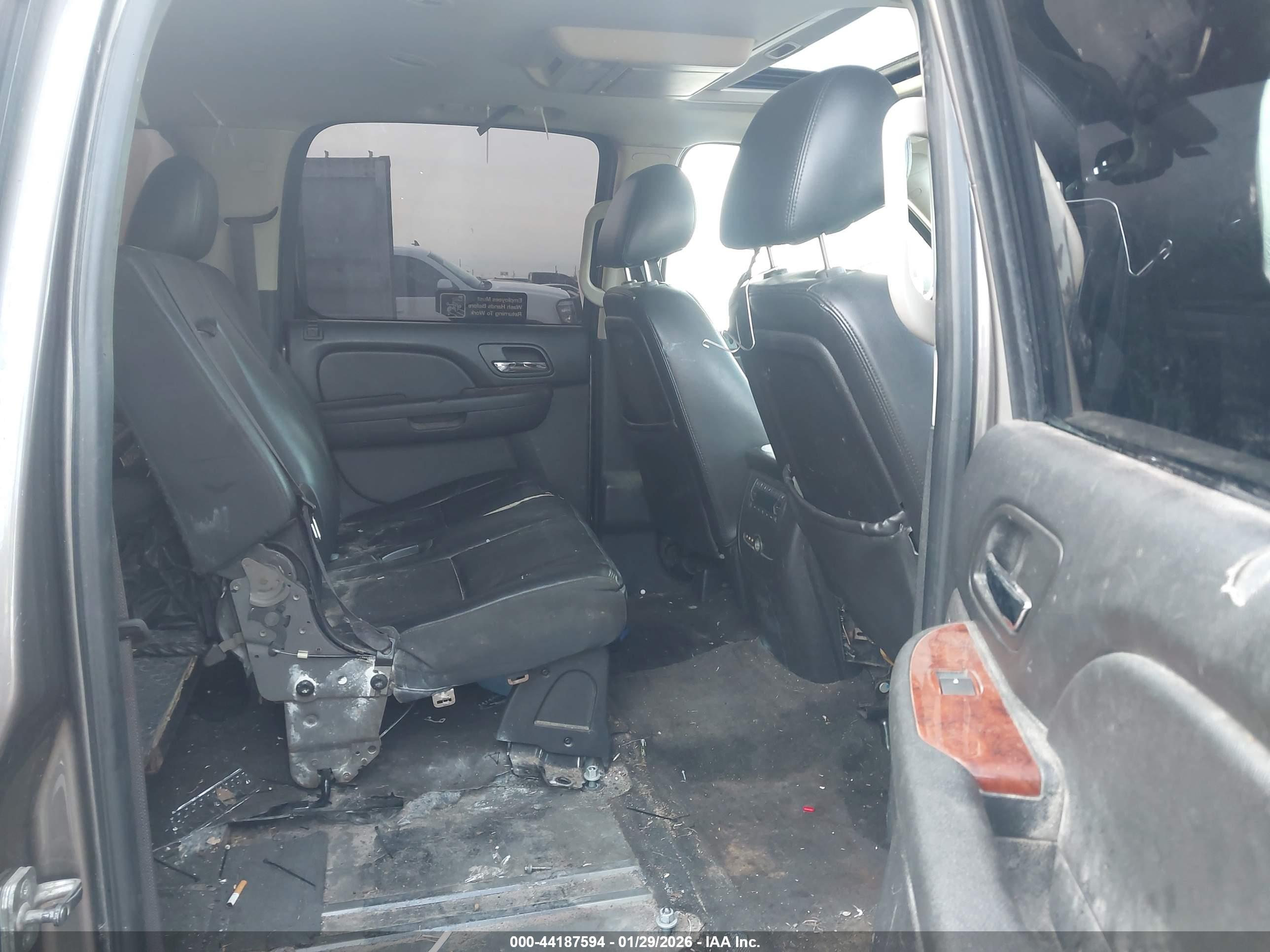 CHEVROLET SUBURBAN image 8