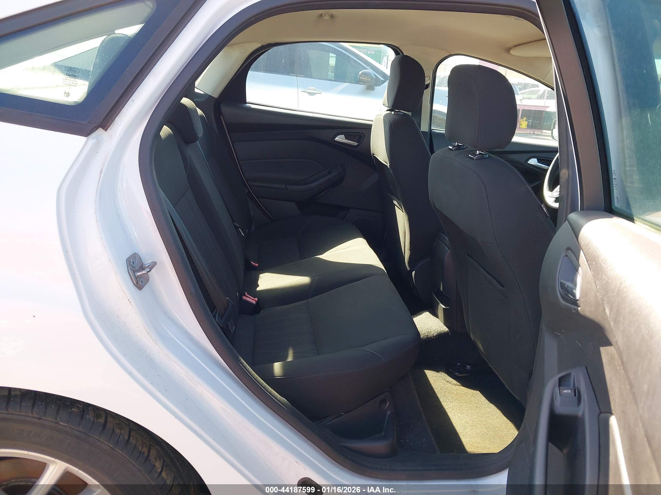 FORD FOCUS image 8