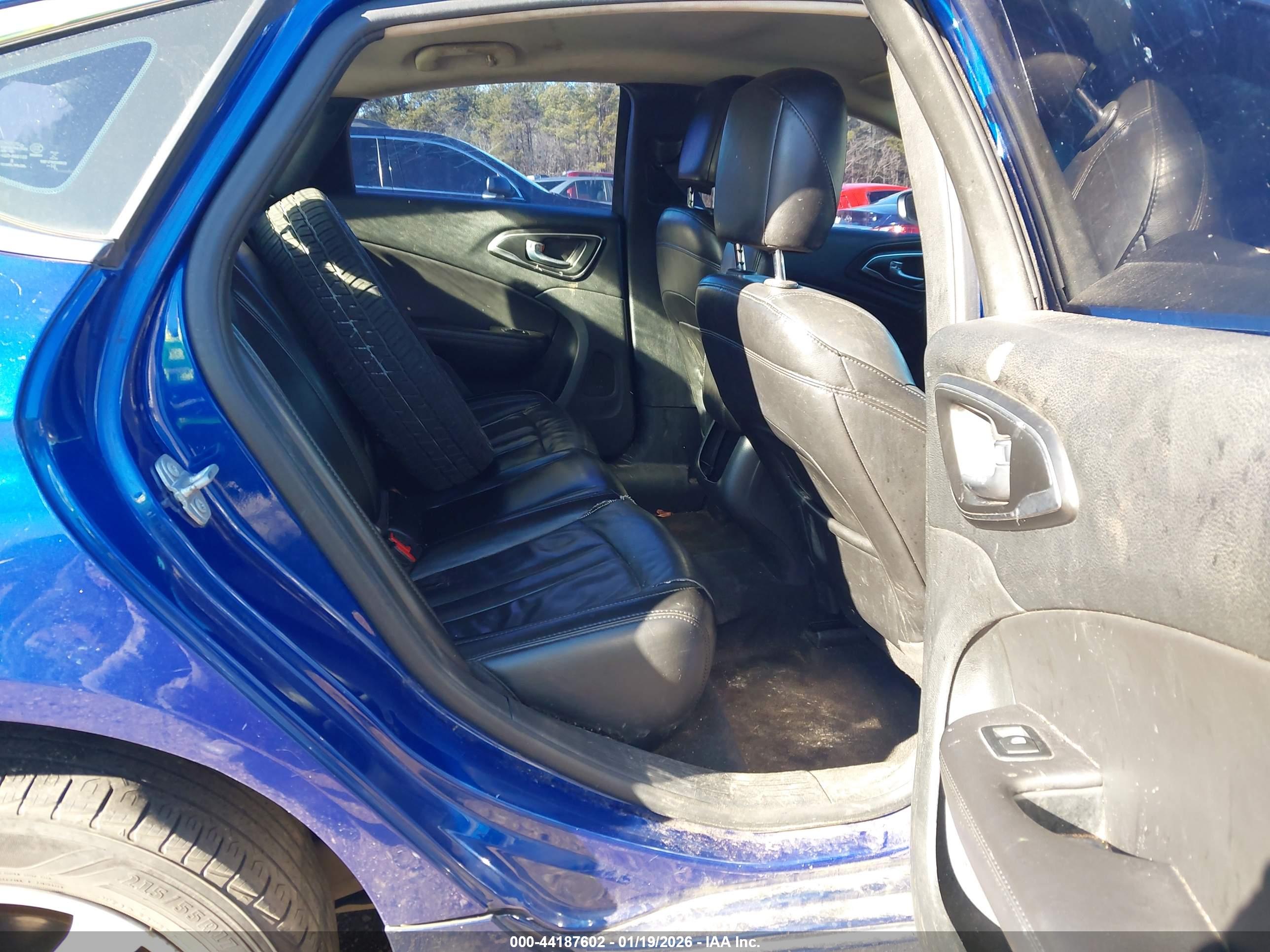 CHRYSLER 200 image 8