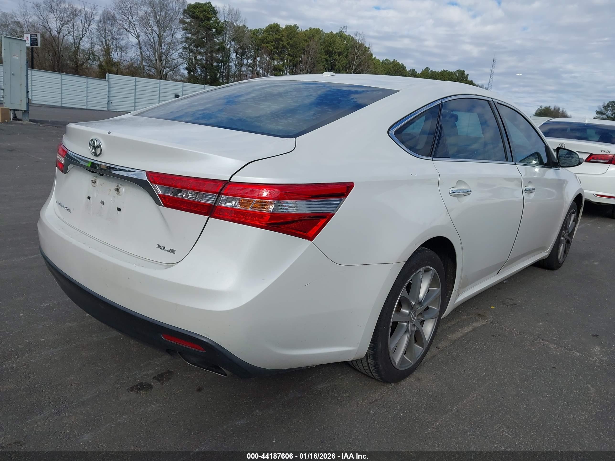 TOYOTA AVALON image 4