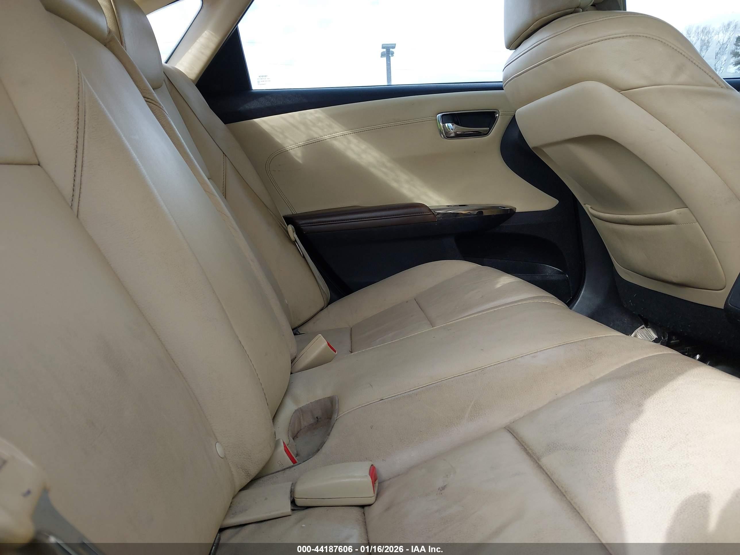 TOYOTA AVALON image 8