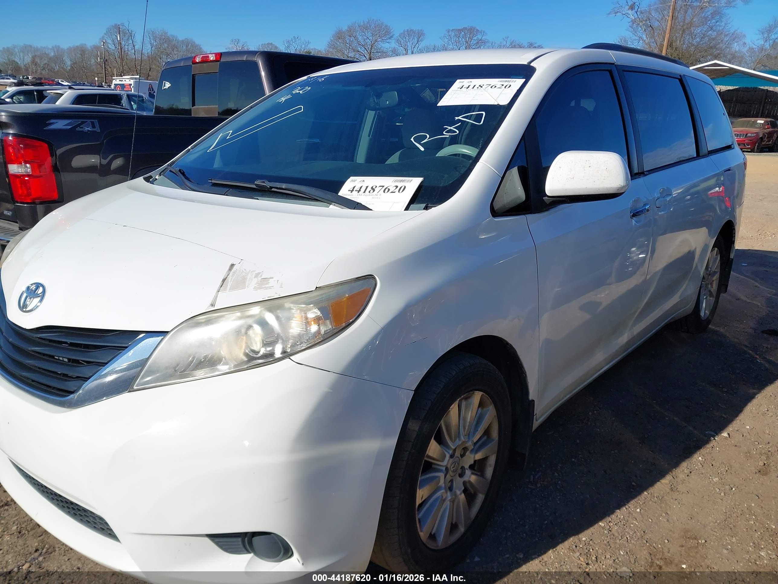 TOYOTA SIENNA image 2