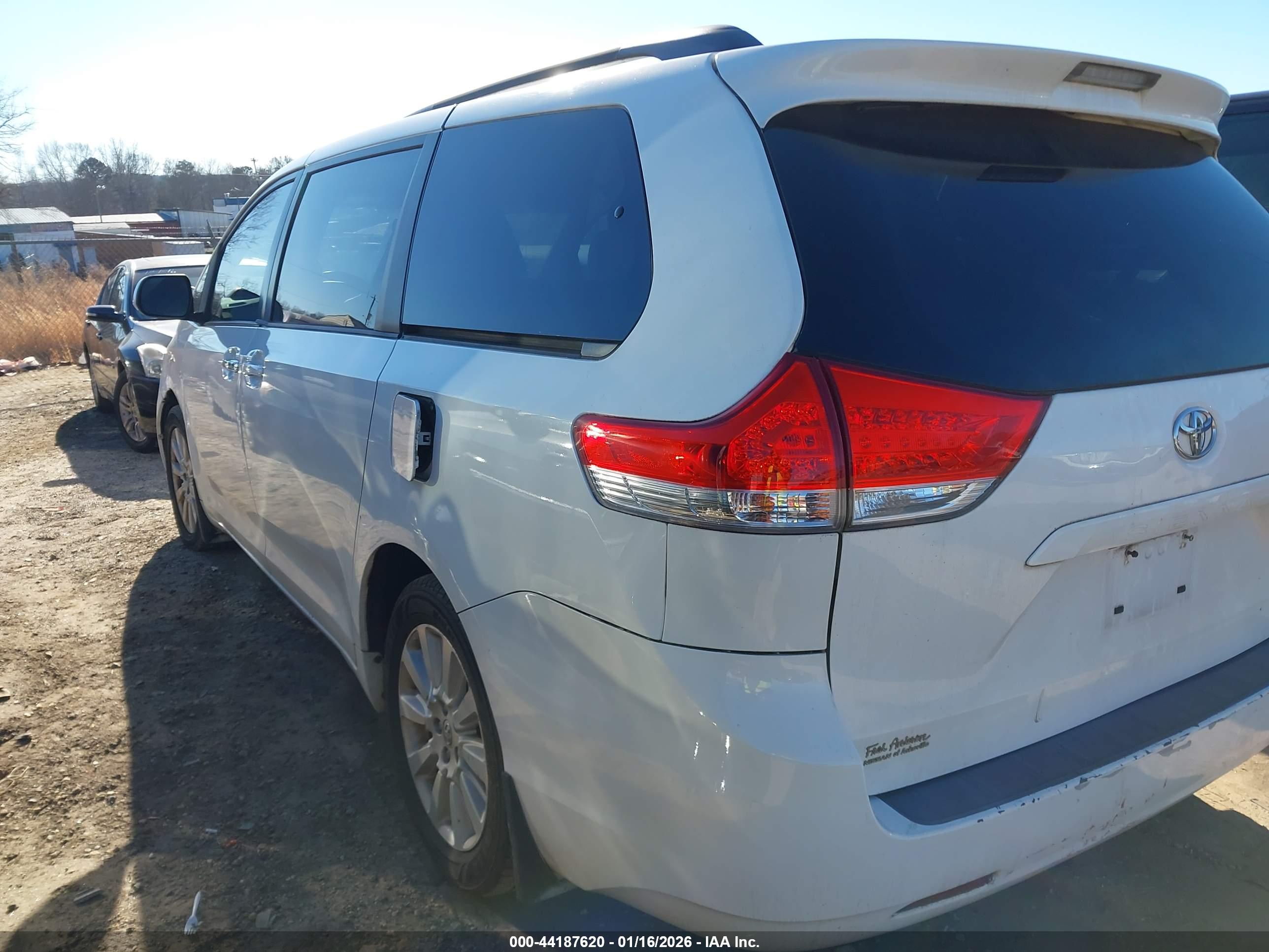 TOYOTA SIENNA image 3