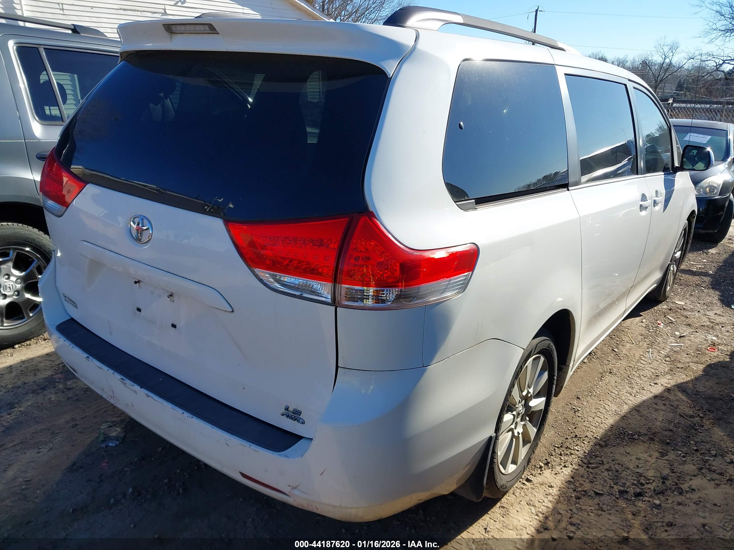 TOYOTA SIENNA image 4