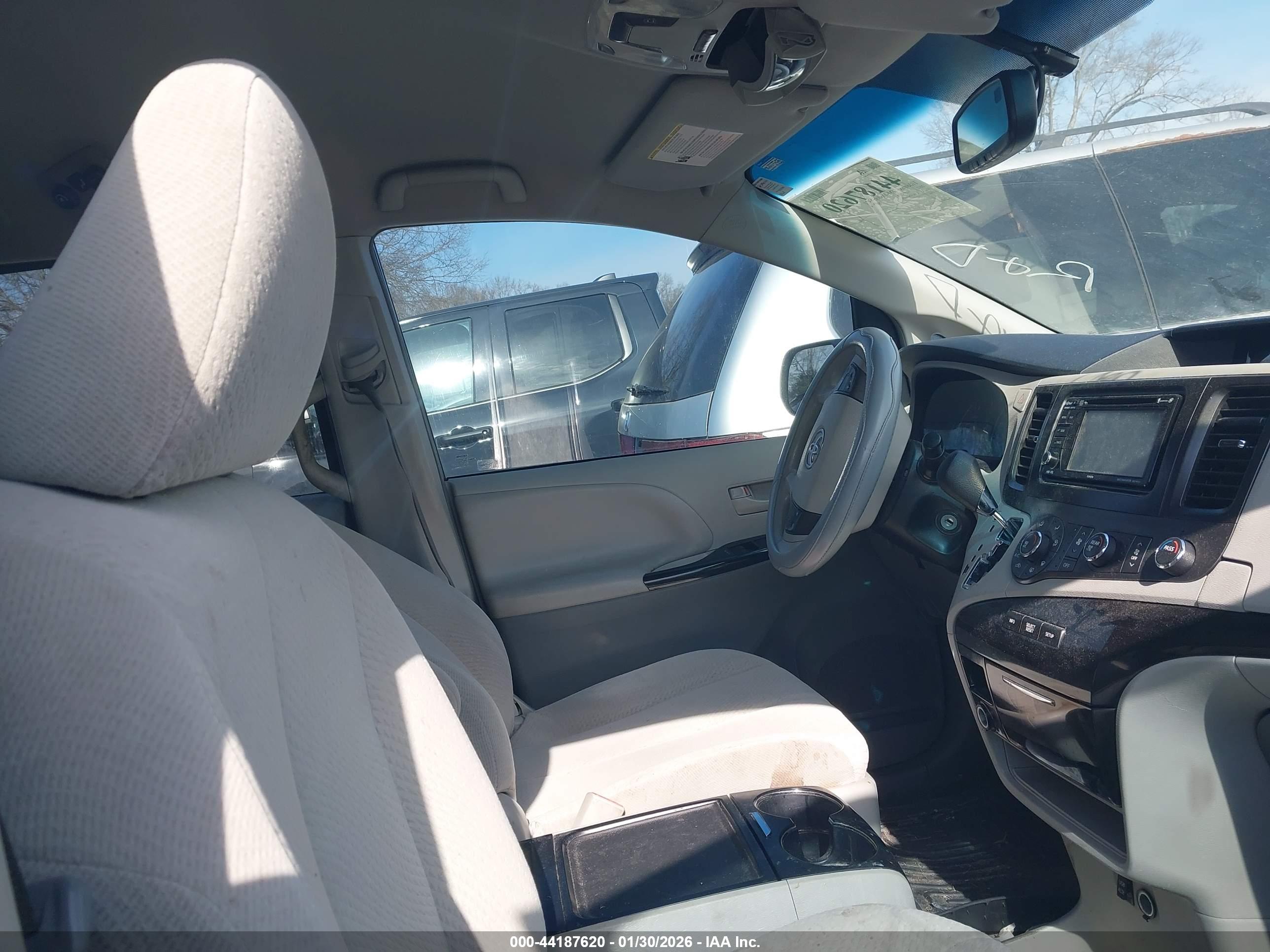 TOYOTA SIENNA image 5