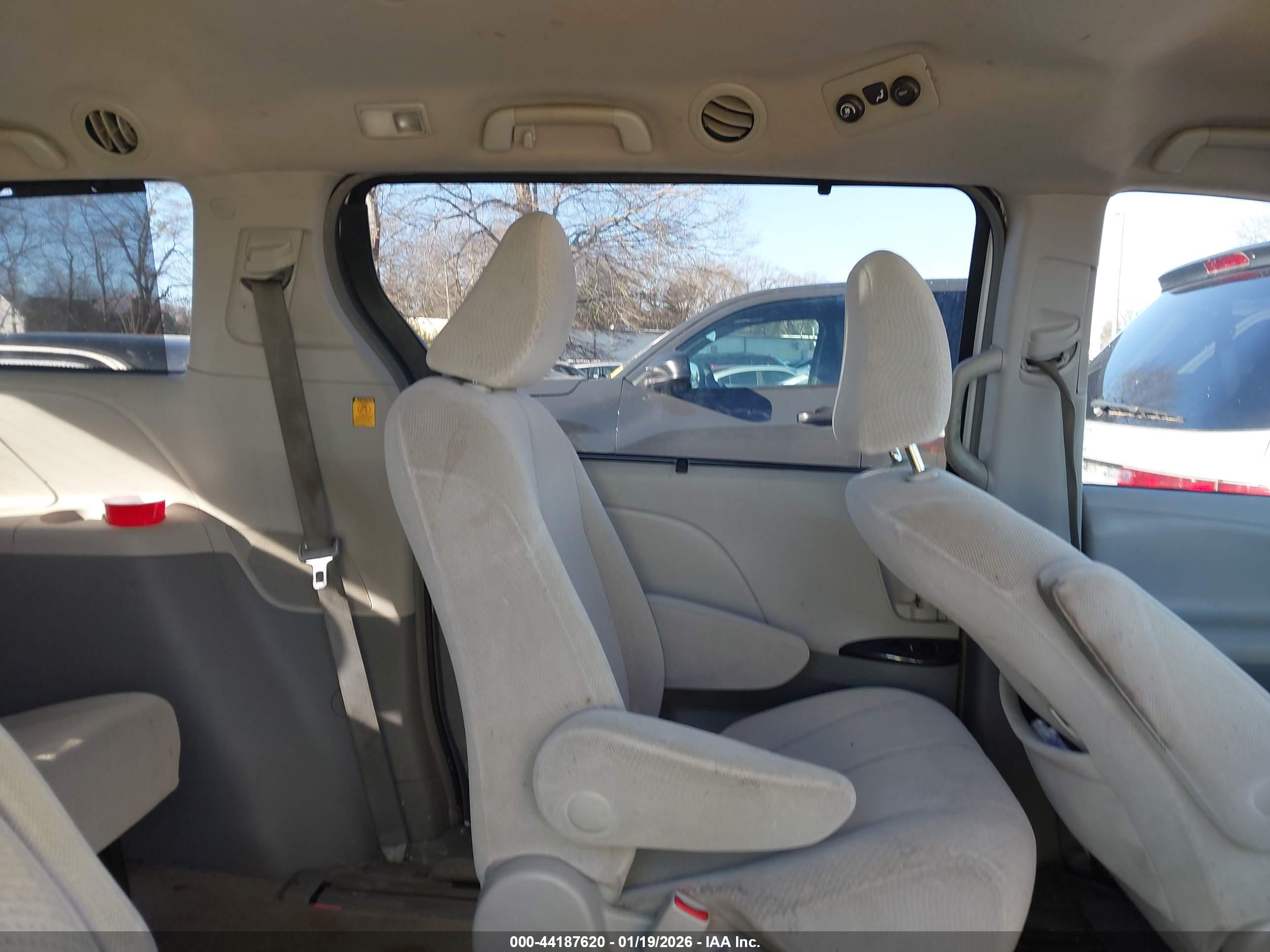 TOYOTA SIENNA image 8