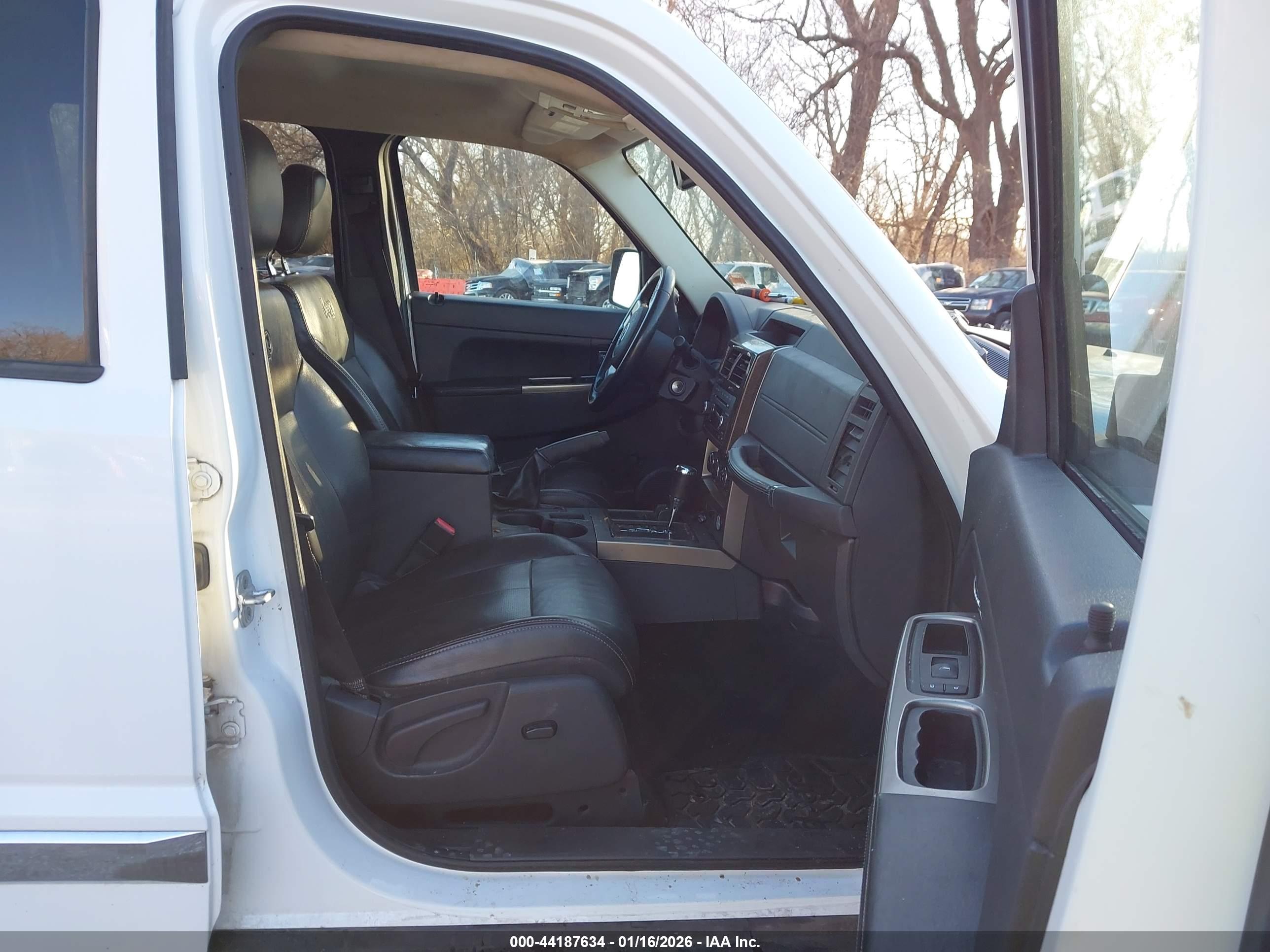 JEEP LIBERTY image 5