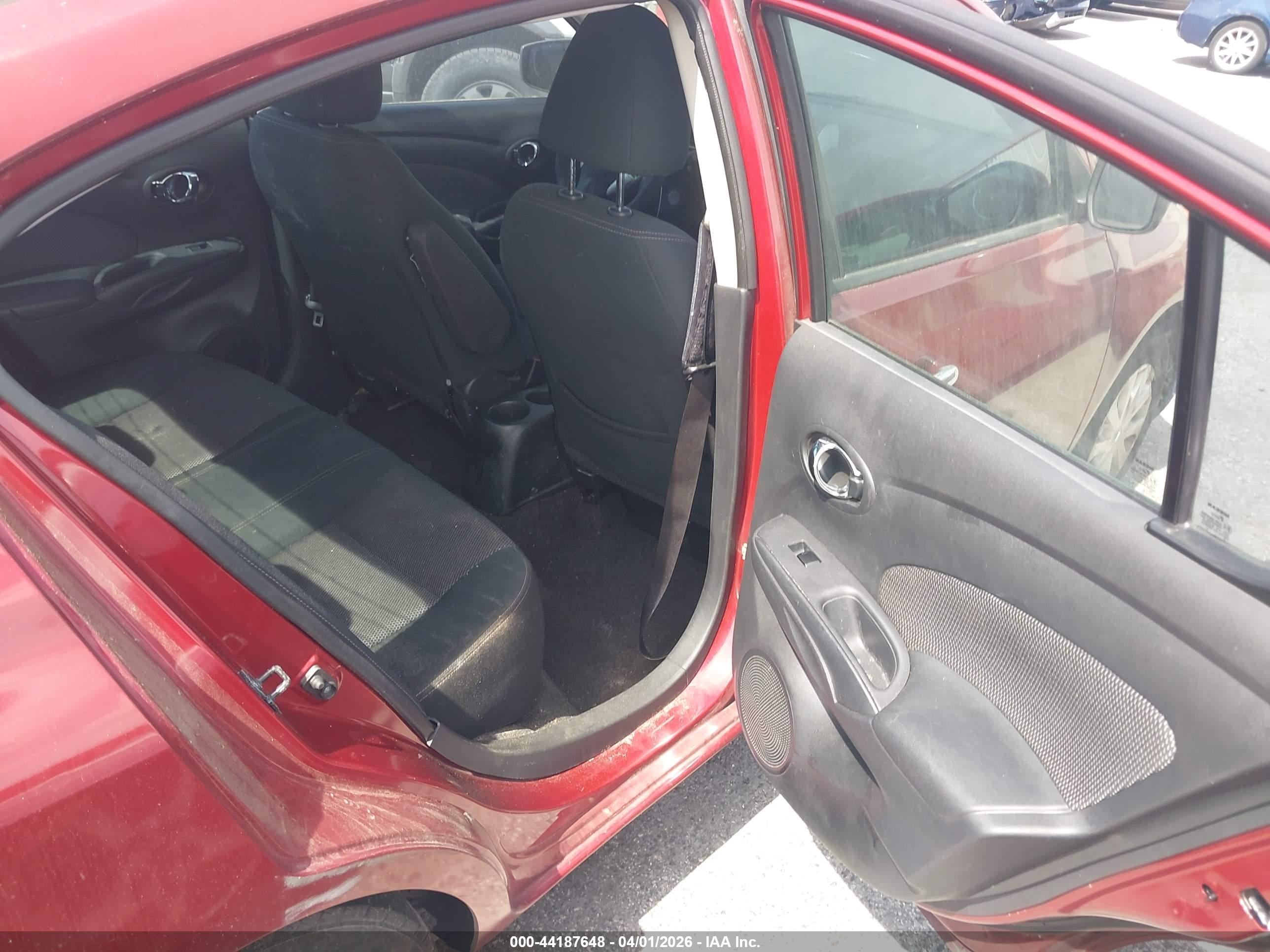 NISSAN VERSA image 8