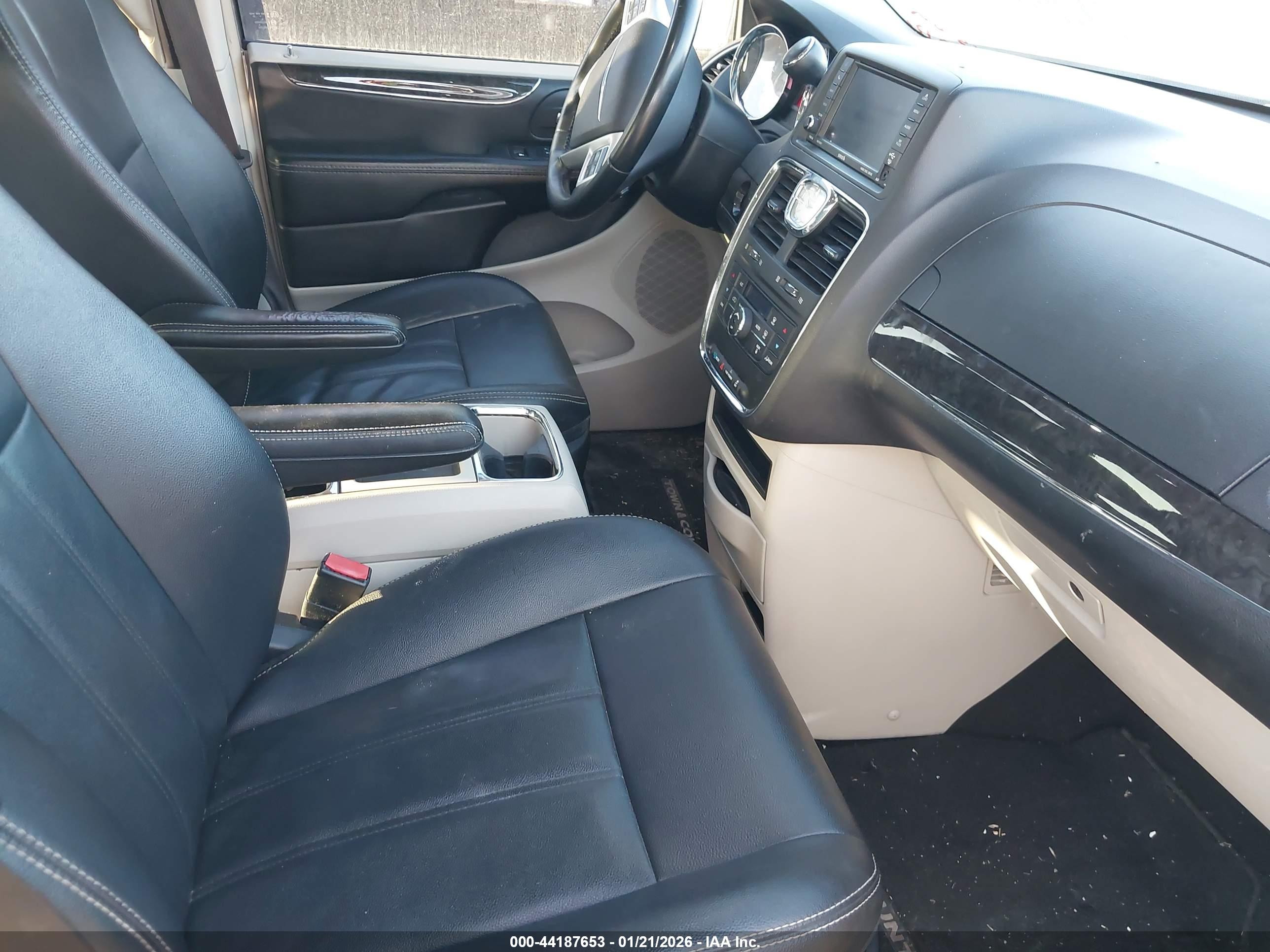 CHRYSLER TOWN image 5