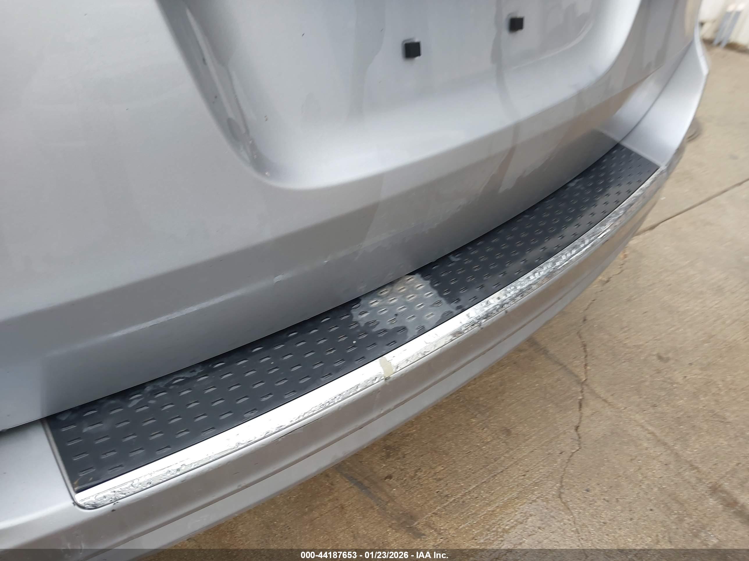 CHRYSLER TOWN image 6