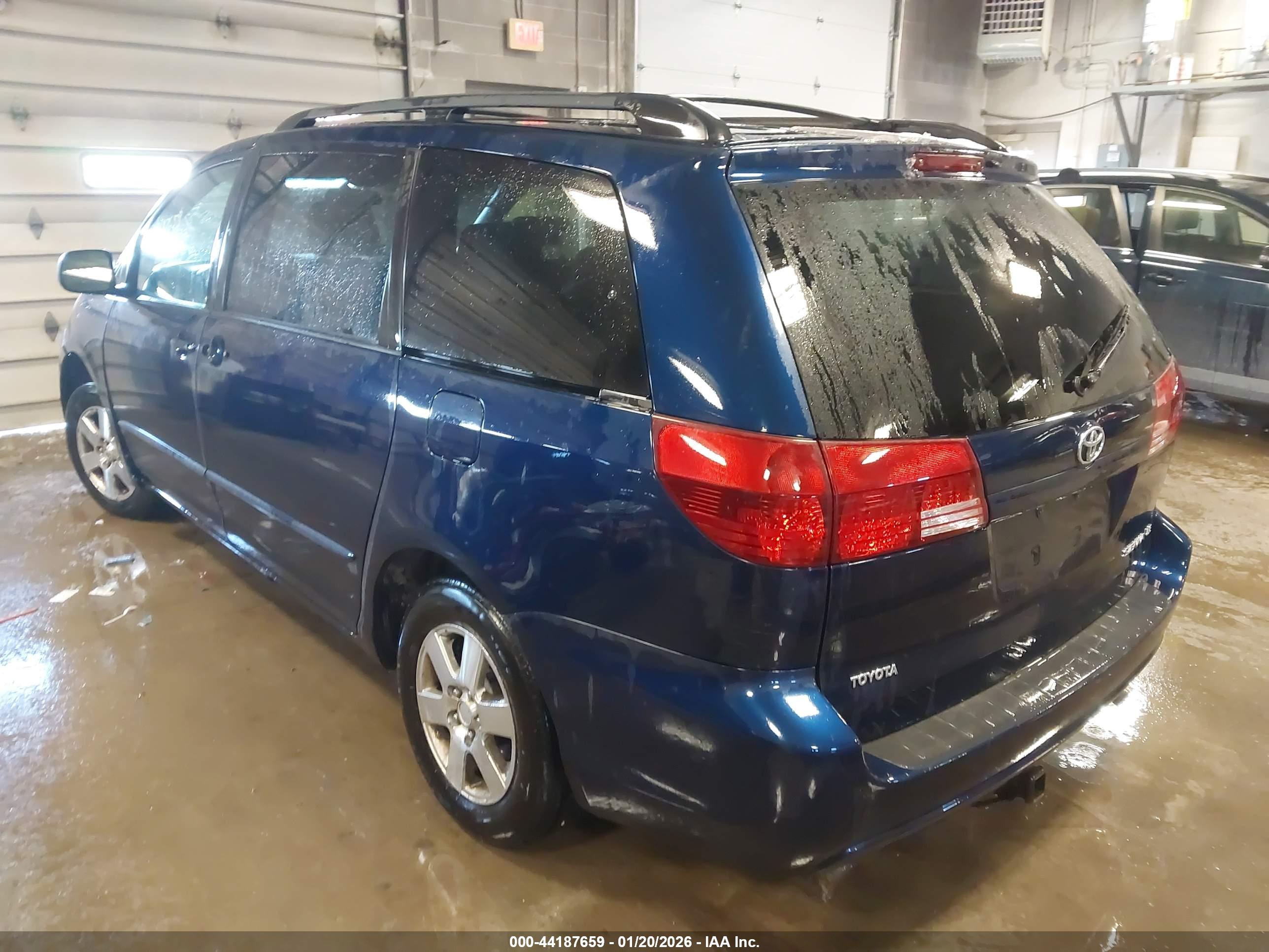 TOYOTA SIENNA image 3
