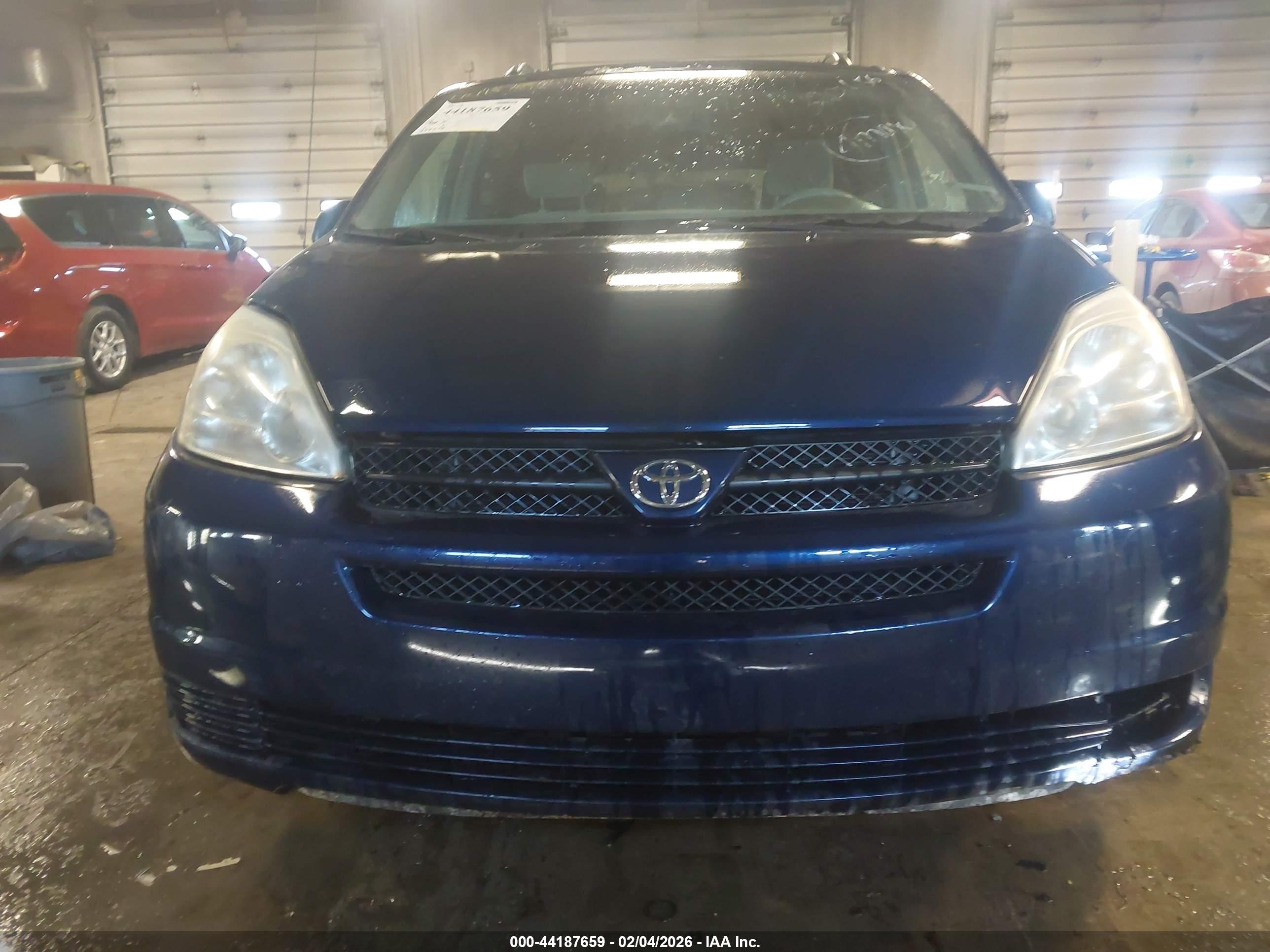 TOYOTA SIENNA image 6
