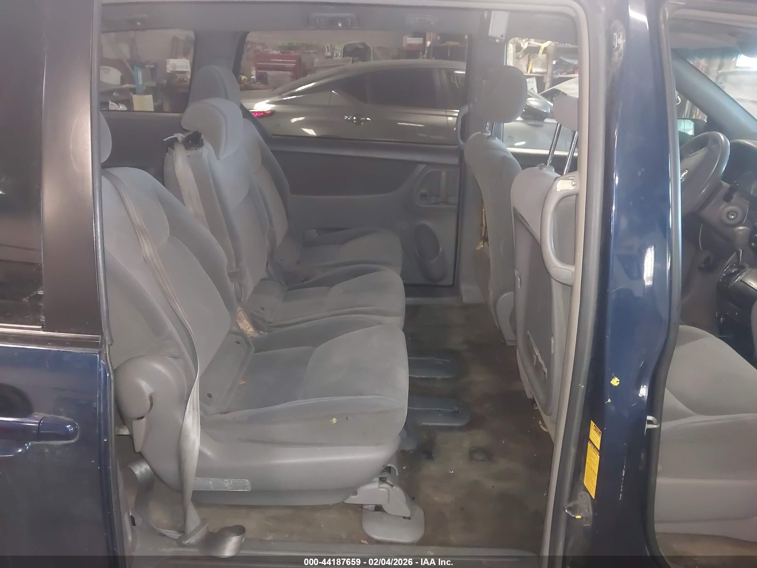 TOYOTA SIENNA image 8