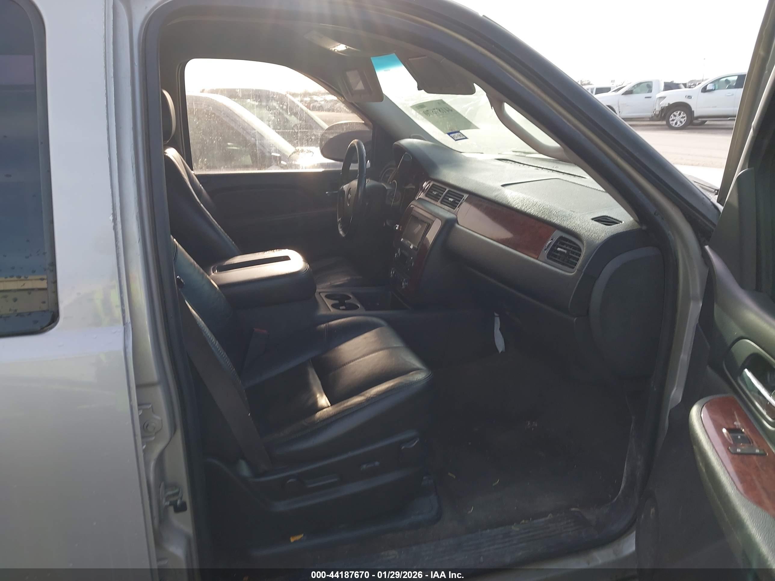 CHEVROLET SUBURBAN image 5