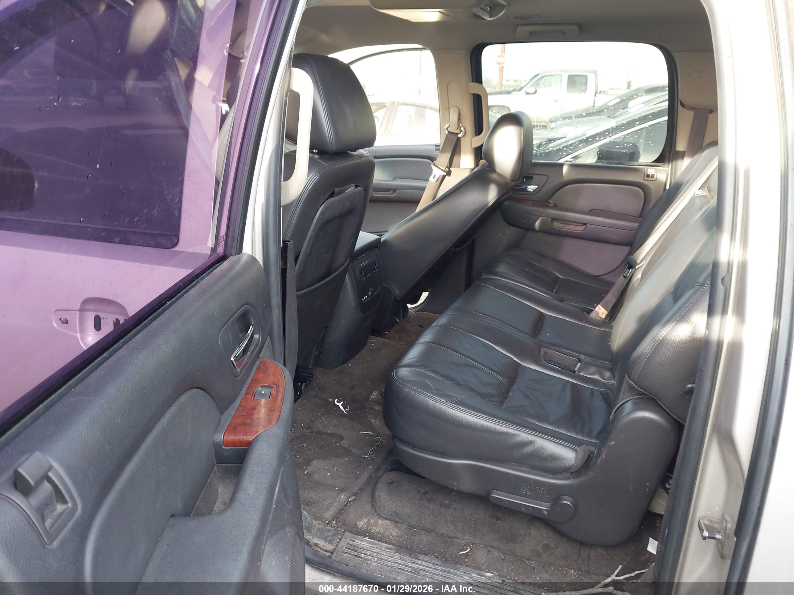 CHEVROLET SUBURBAN image 8
