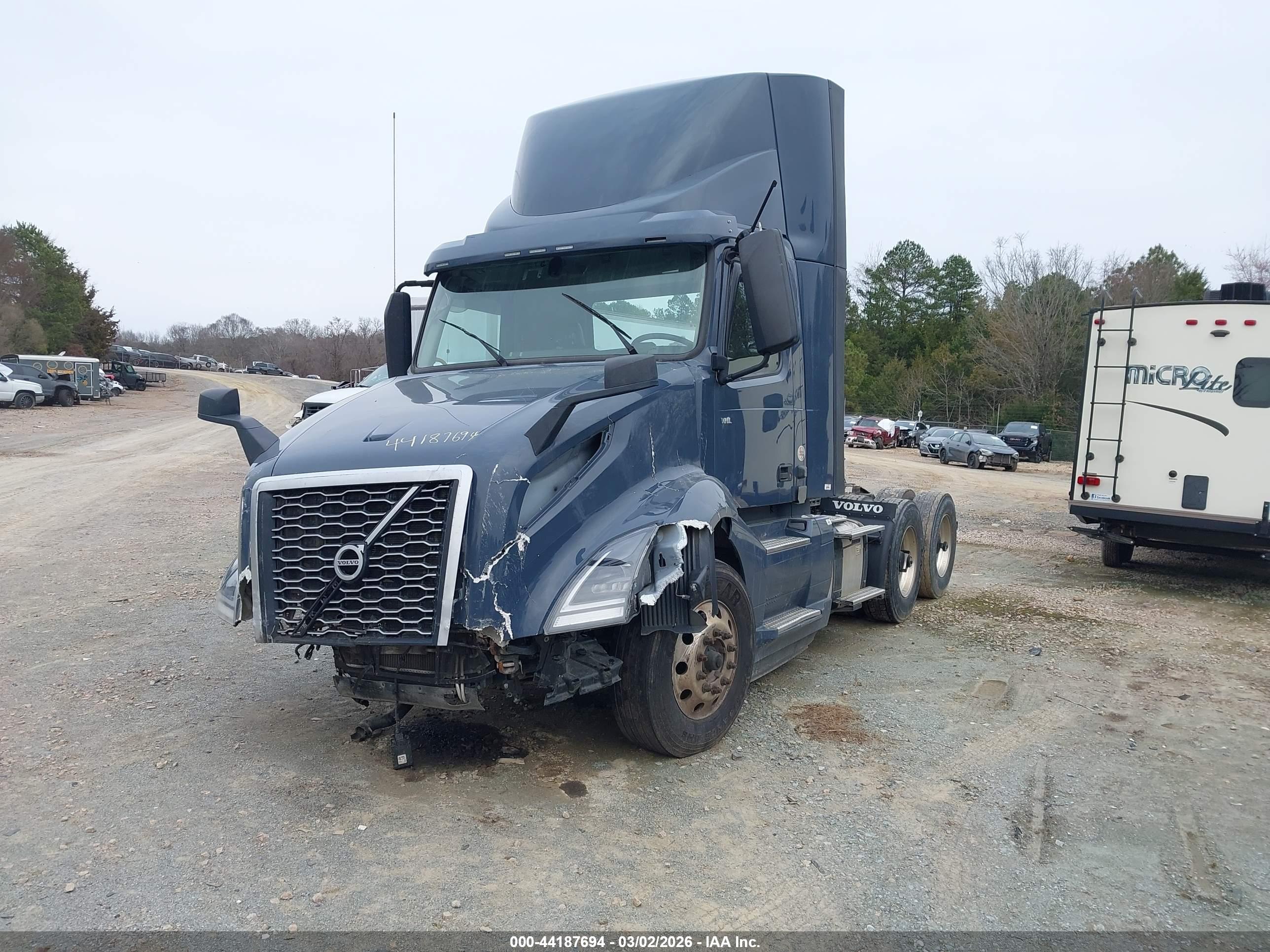 VOLVO VNL image 2