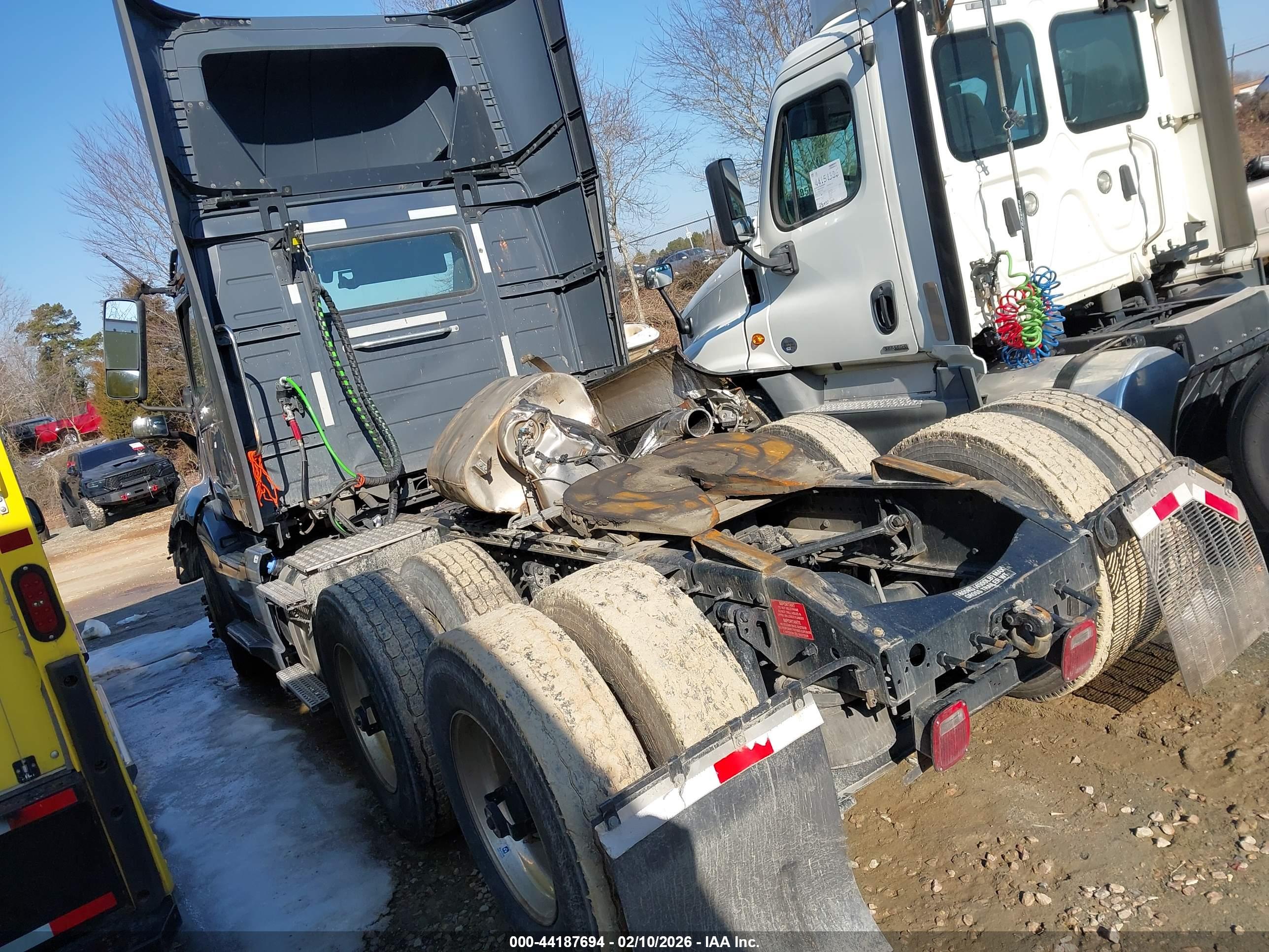 VOLVO VNL image 3