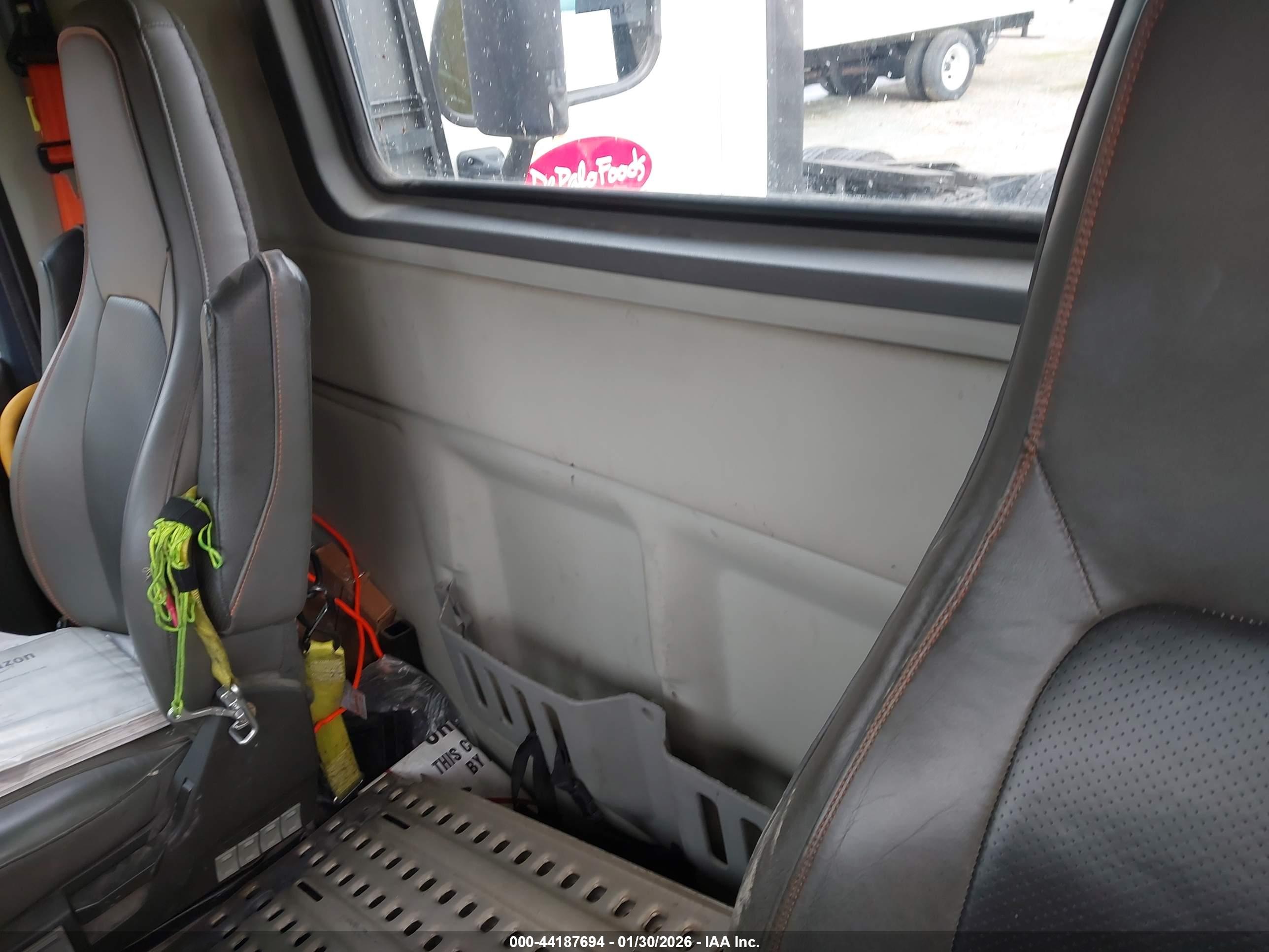 VOLVO VNL image 8