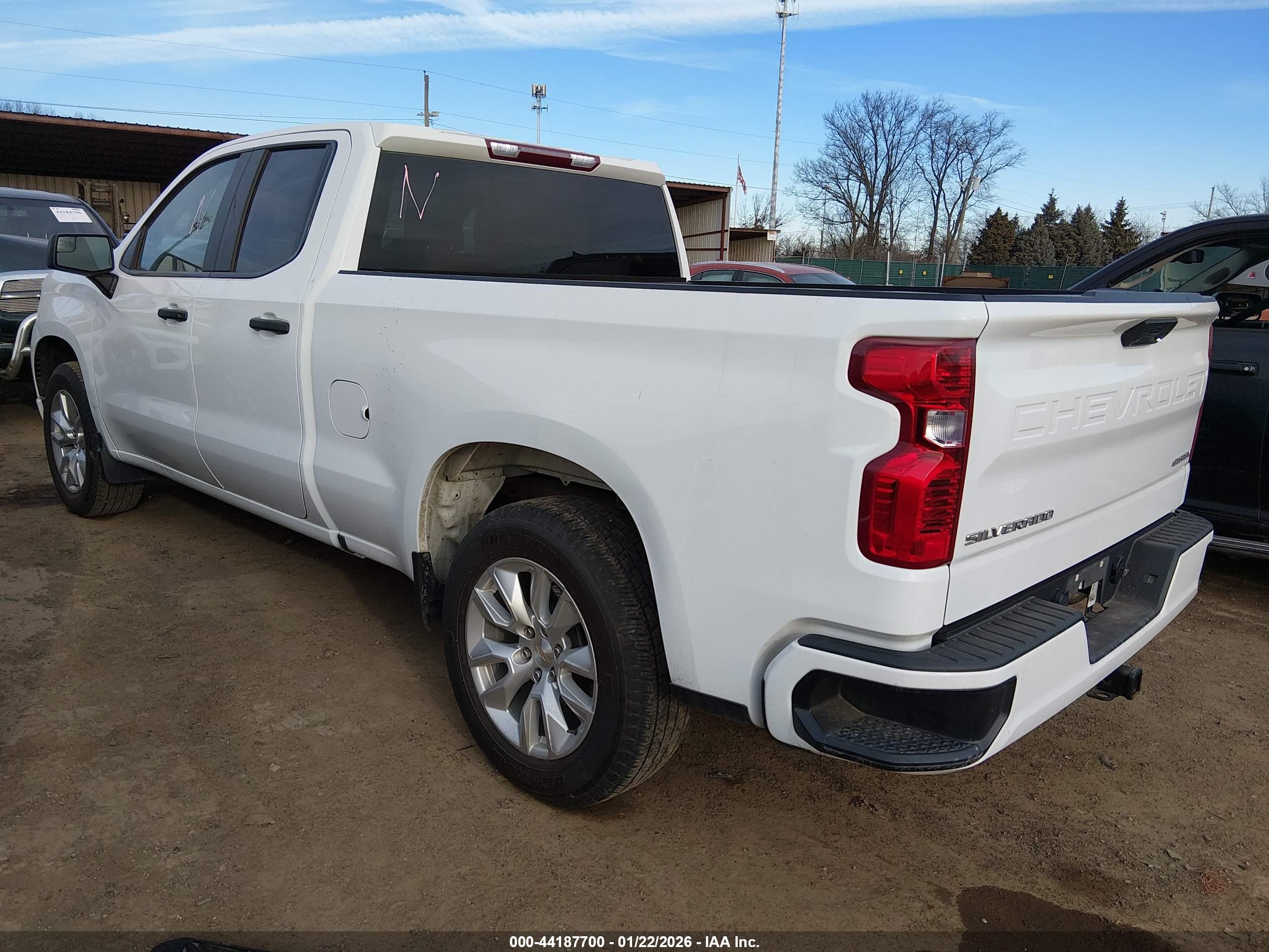 CHEVROLET SILVERADO image 3