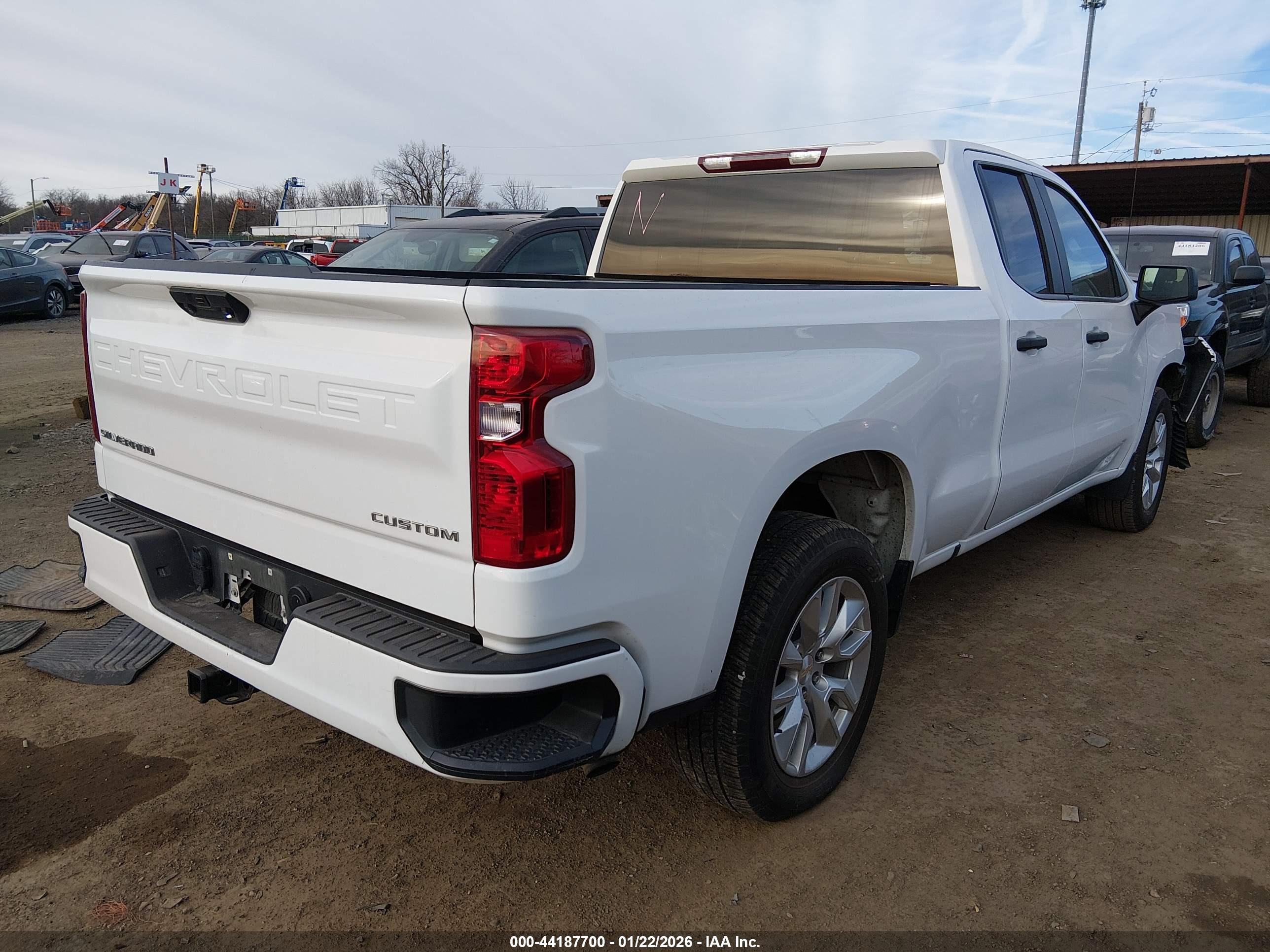CHEVROLET SILVERADO image 4