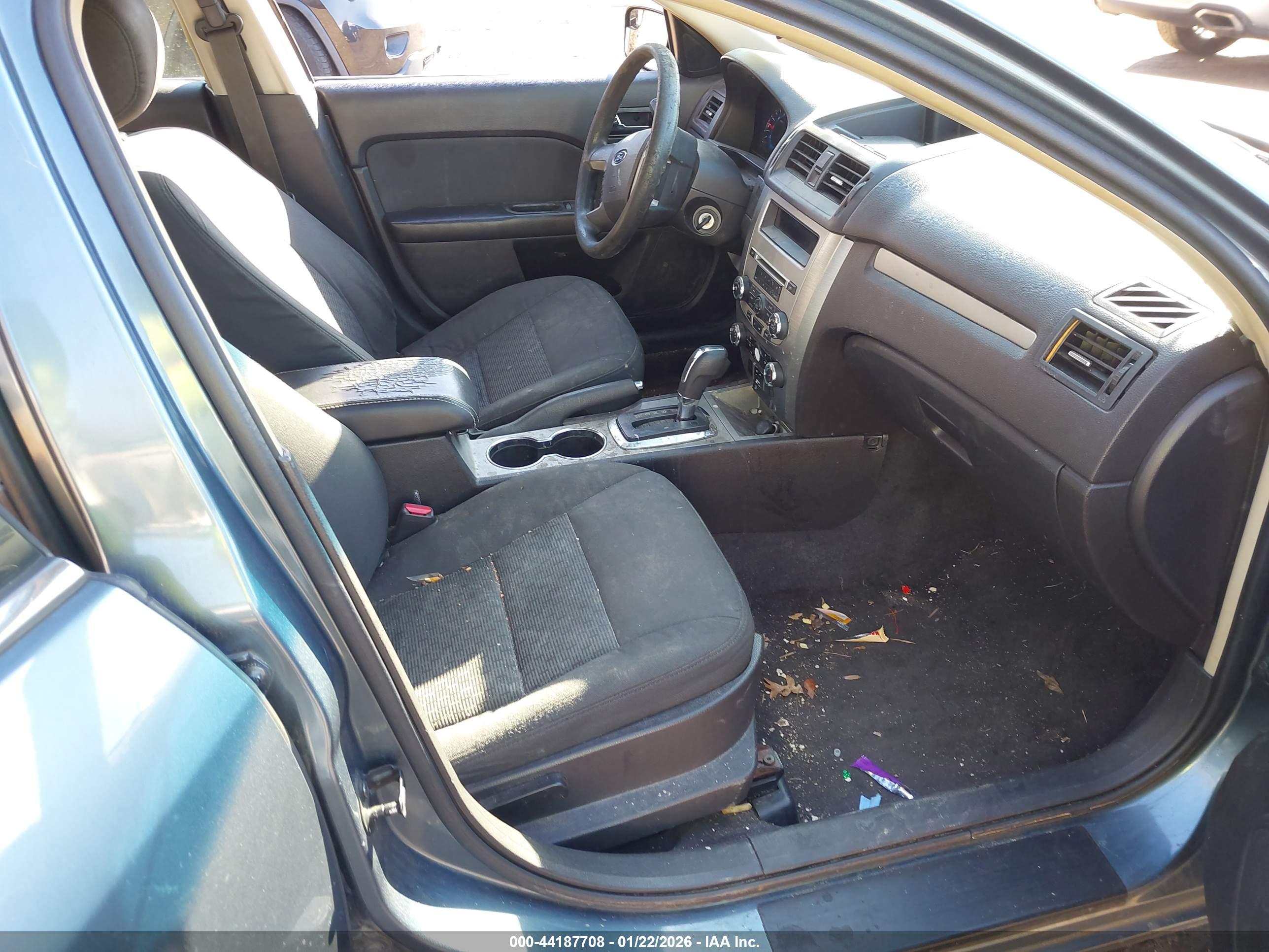 FORD FUSION image 5