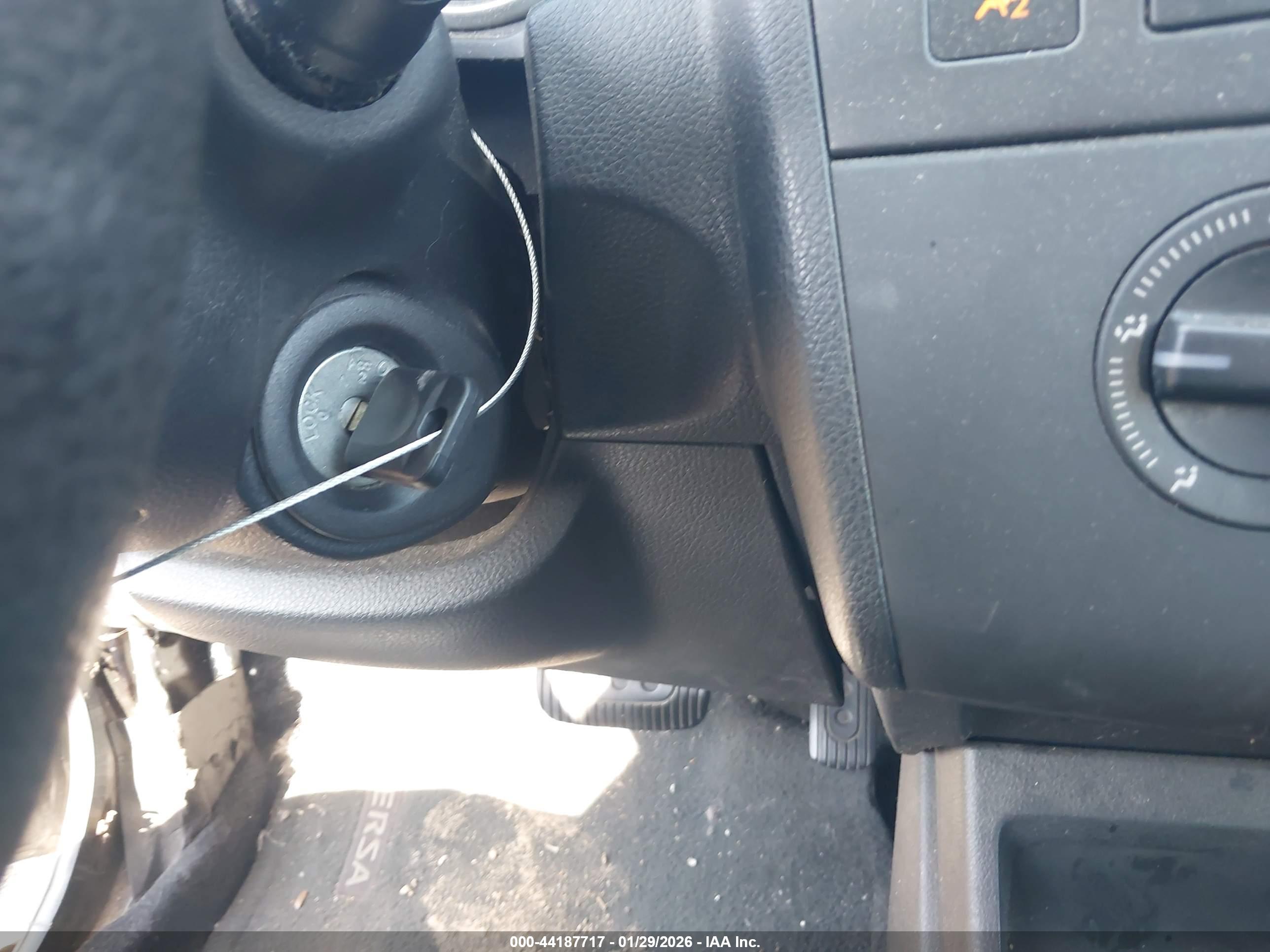 NISSAN VERSA image 11
