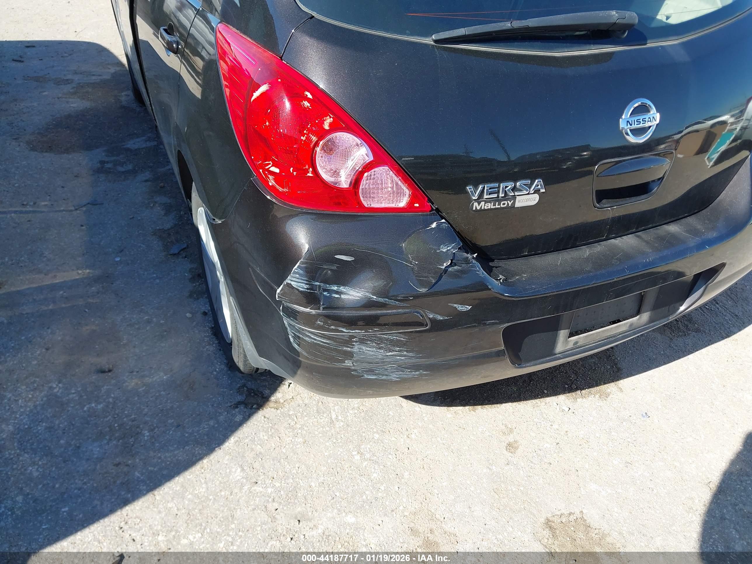 NISSAN VERSA image 6